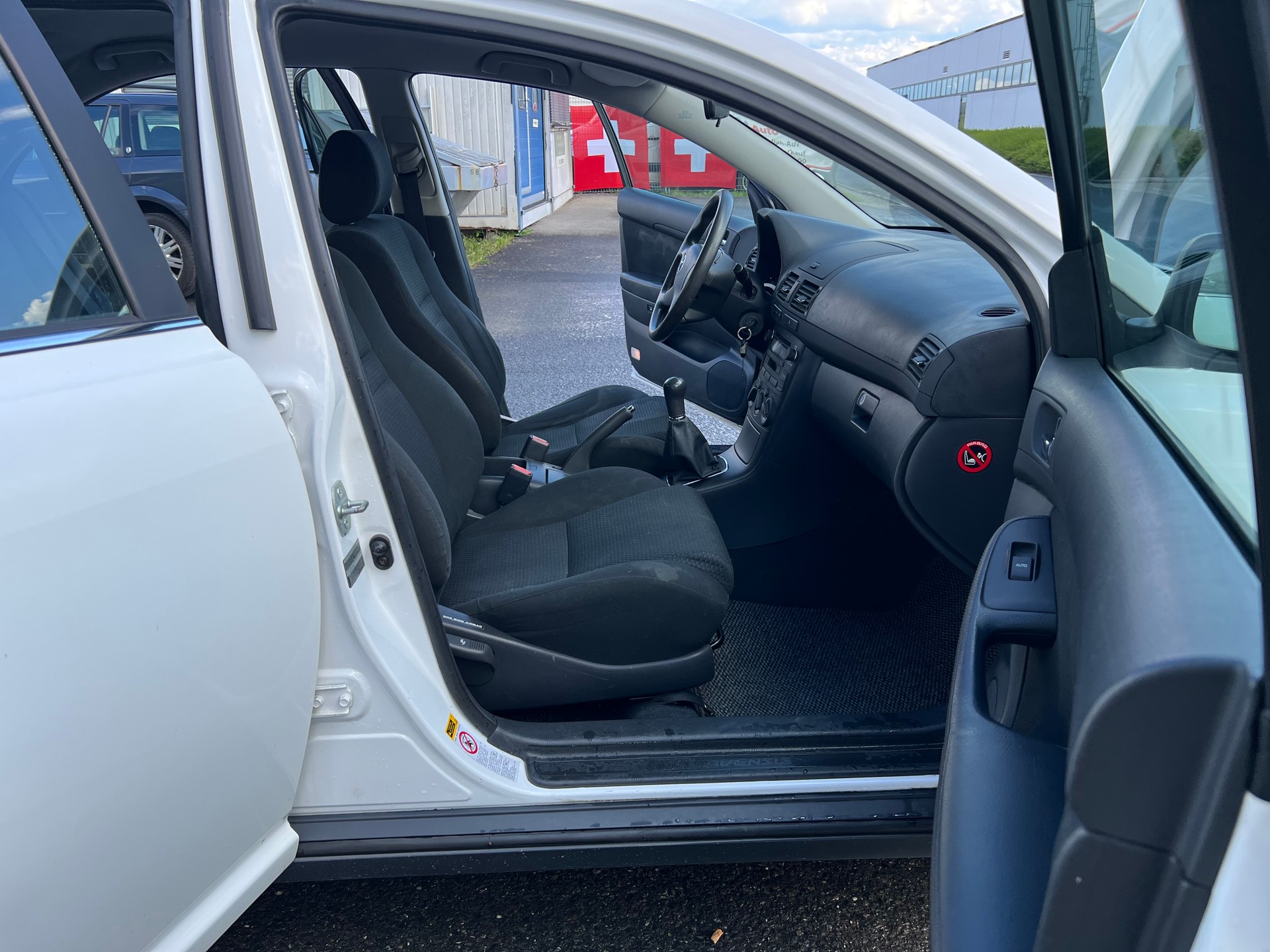 TOYOTA Avensis 1.8 VVT-i Linea-image-8