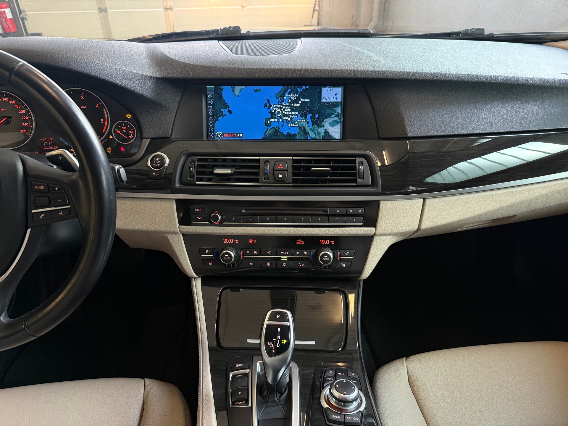 BMW 530d xDrive Touring Steptronic-image-14