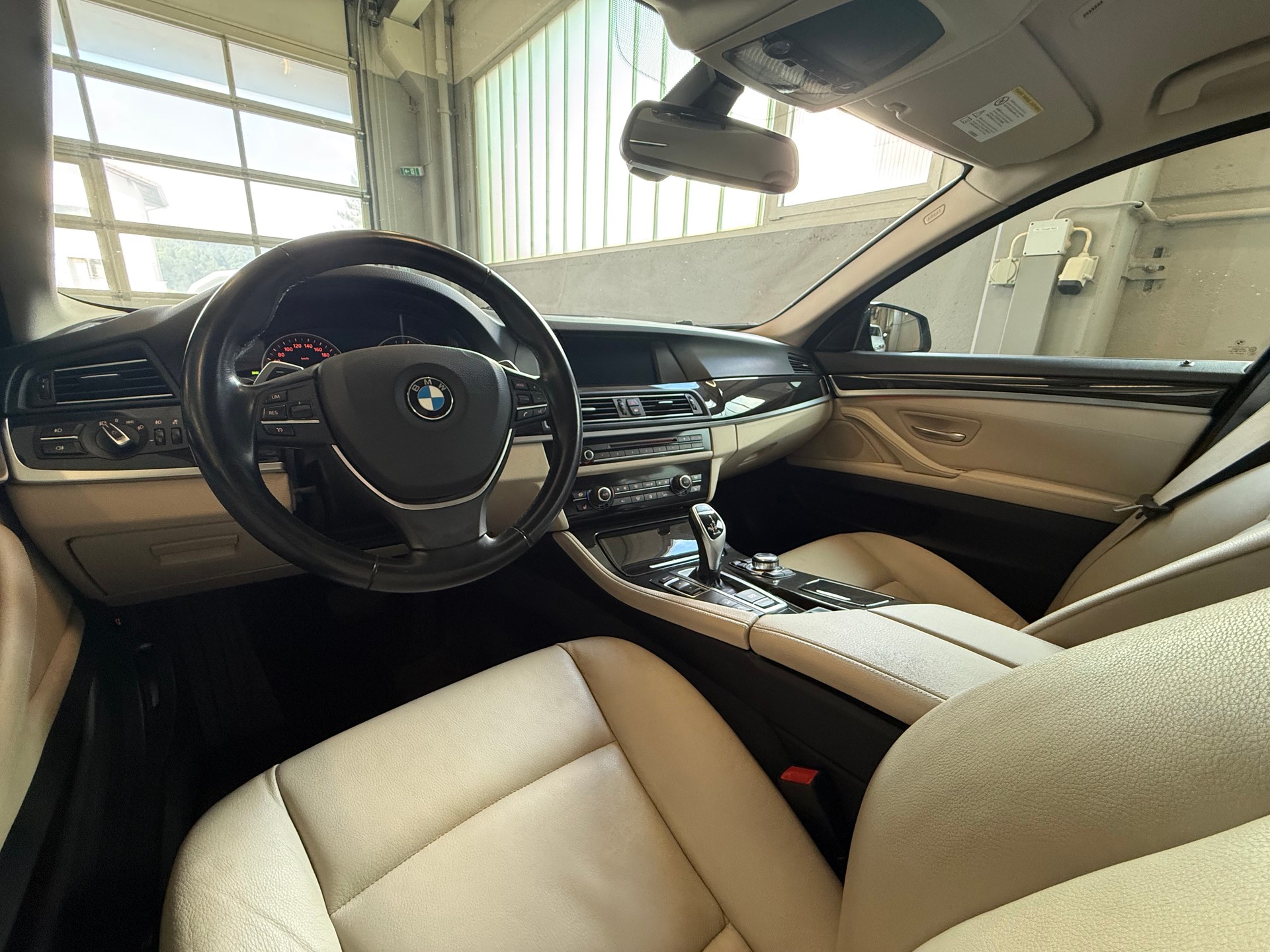 BMW 530d xDrive Touring Steptronic-image-15