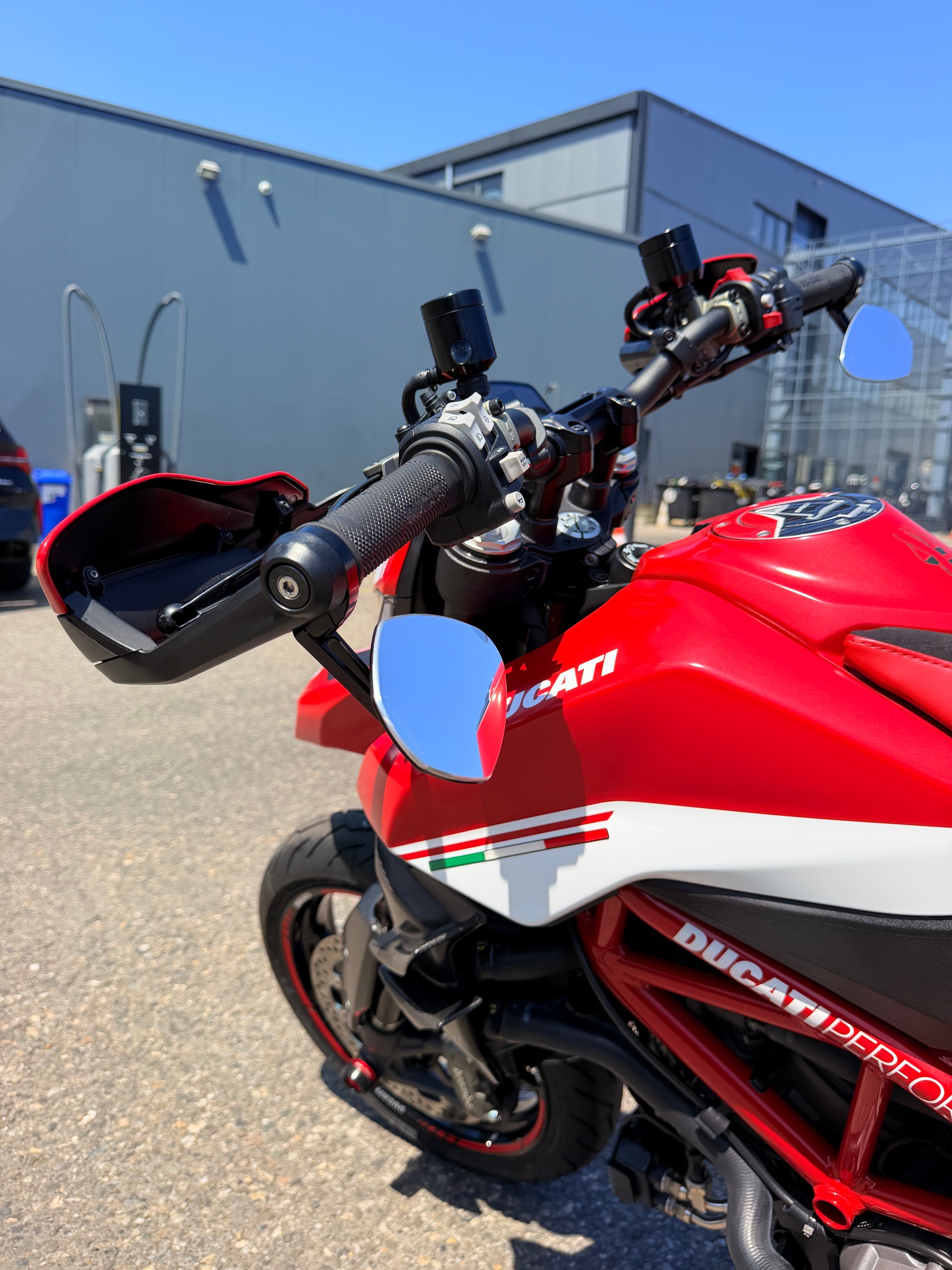 DUCATI Hypermotard 950 full équipée-image-5