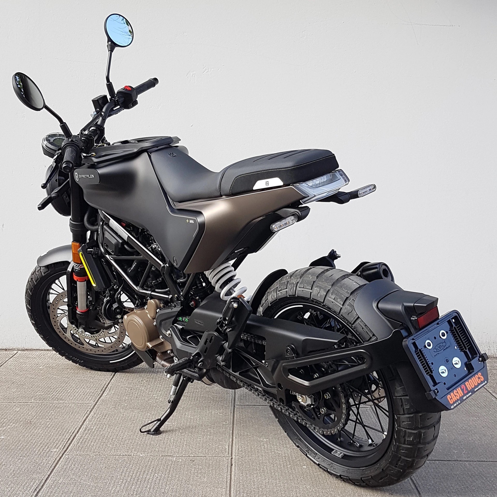 HUSQVARNA Svartpilen 125-image-1