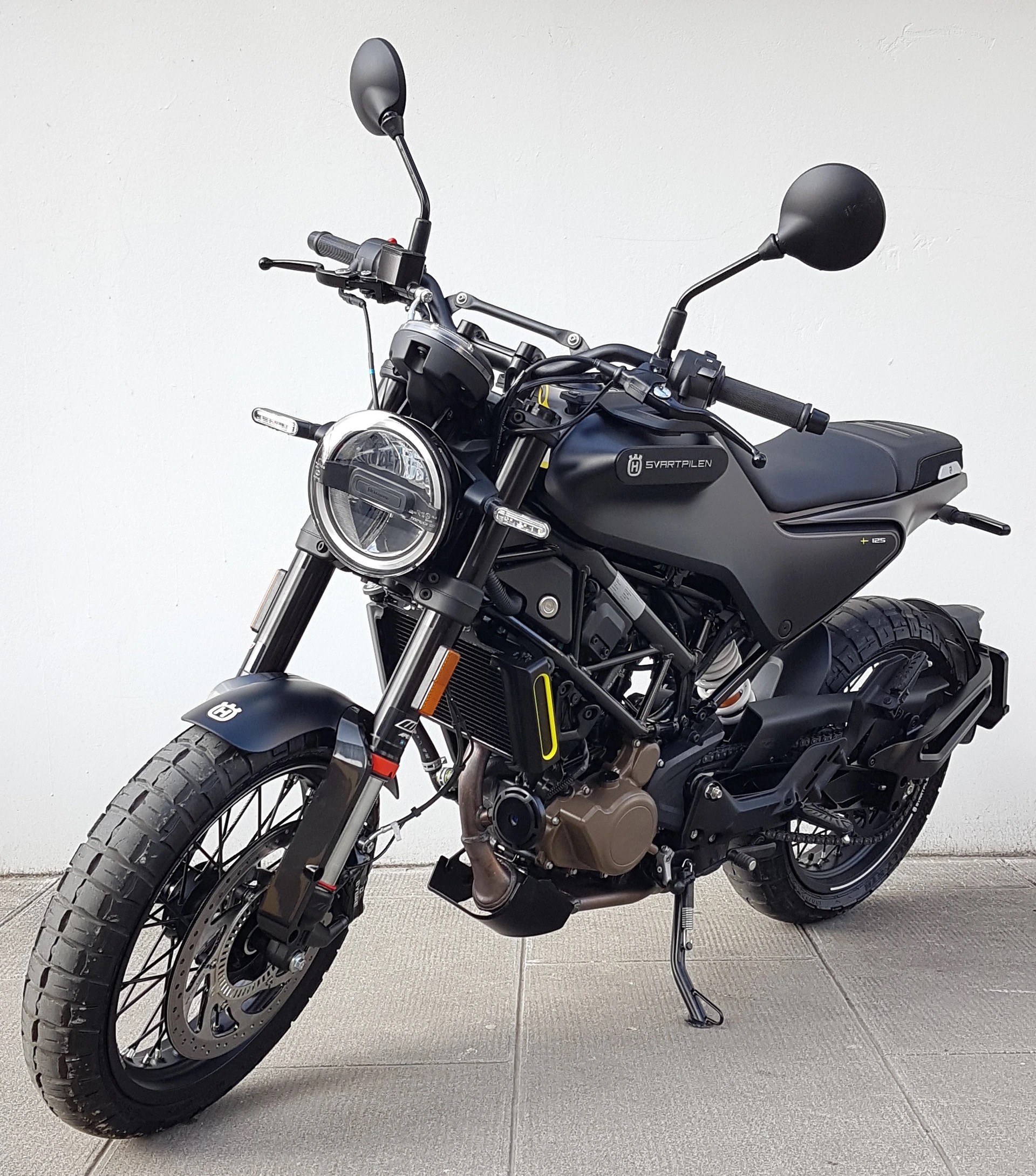 HUSQVARNA Svartpilen 125-image-0