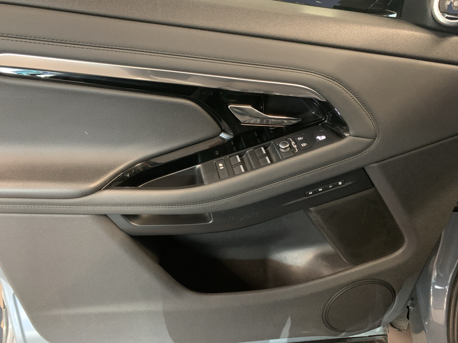 LAND ROVER Evoque R-Dynamic SE-image-10