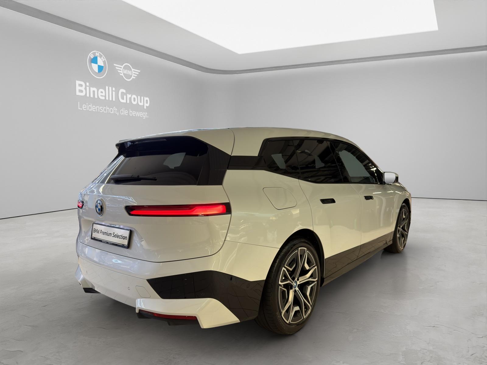 BMW iX xDrive40-showroom-element-2