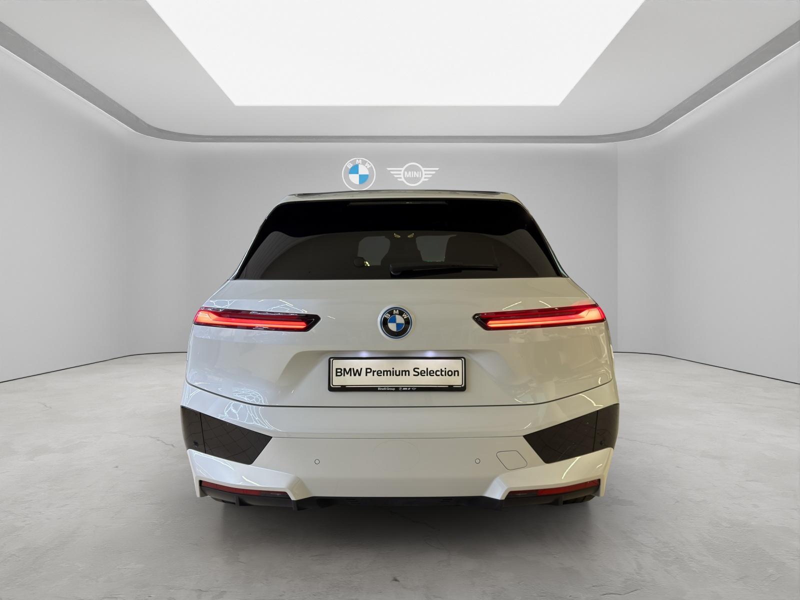 BMW iX xDrive40-showroom-element-3