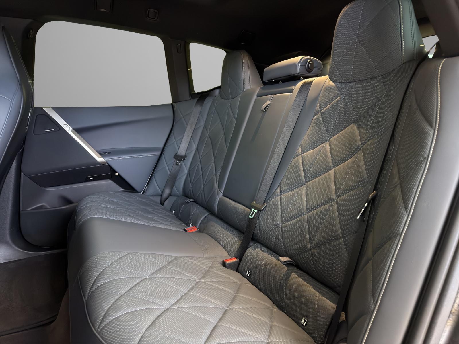 BMW iX xDrive40-image-17