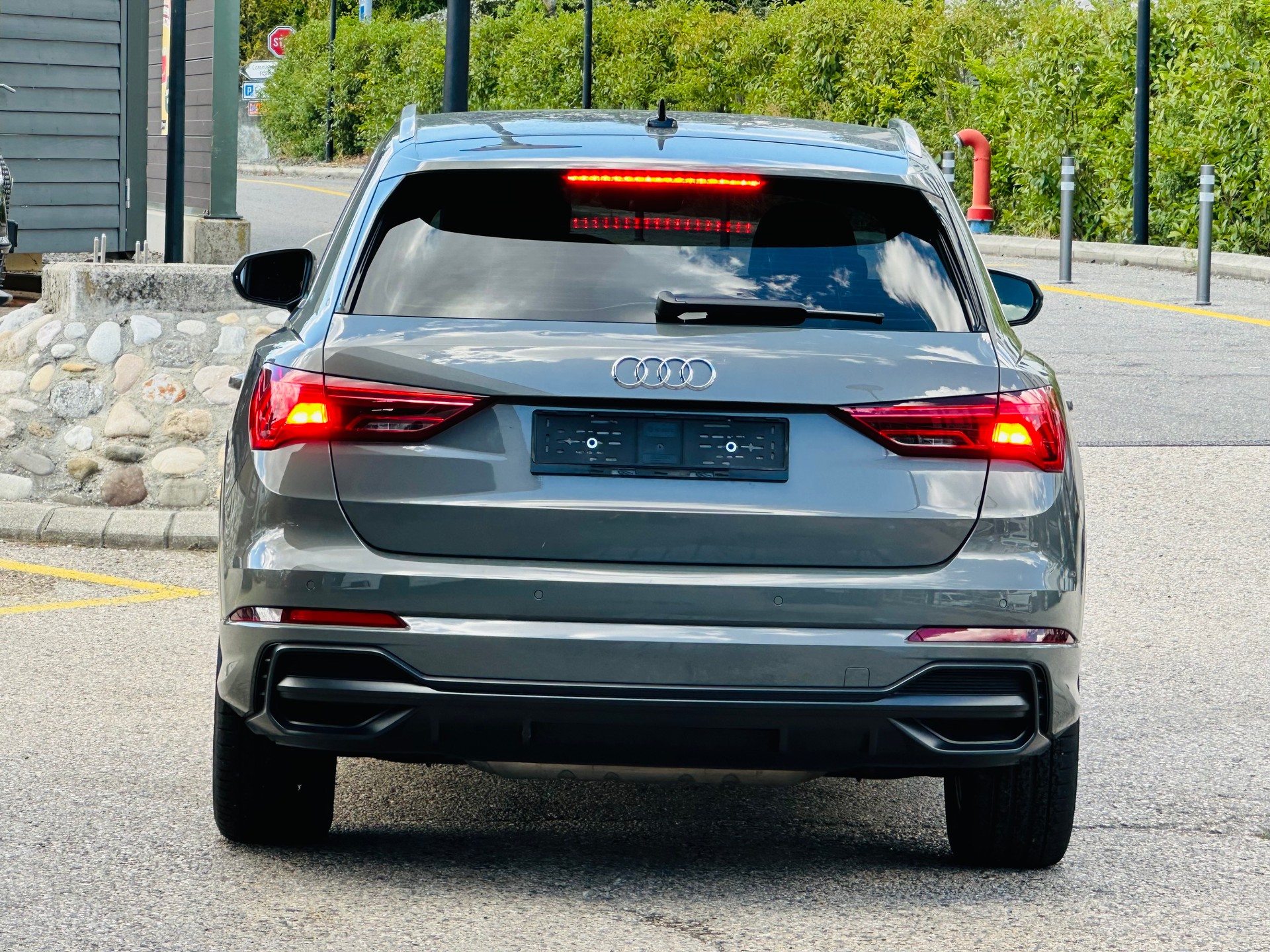 AUDI Q3 40 TFSI S line quattro S-tronic-image-9