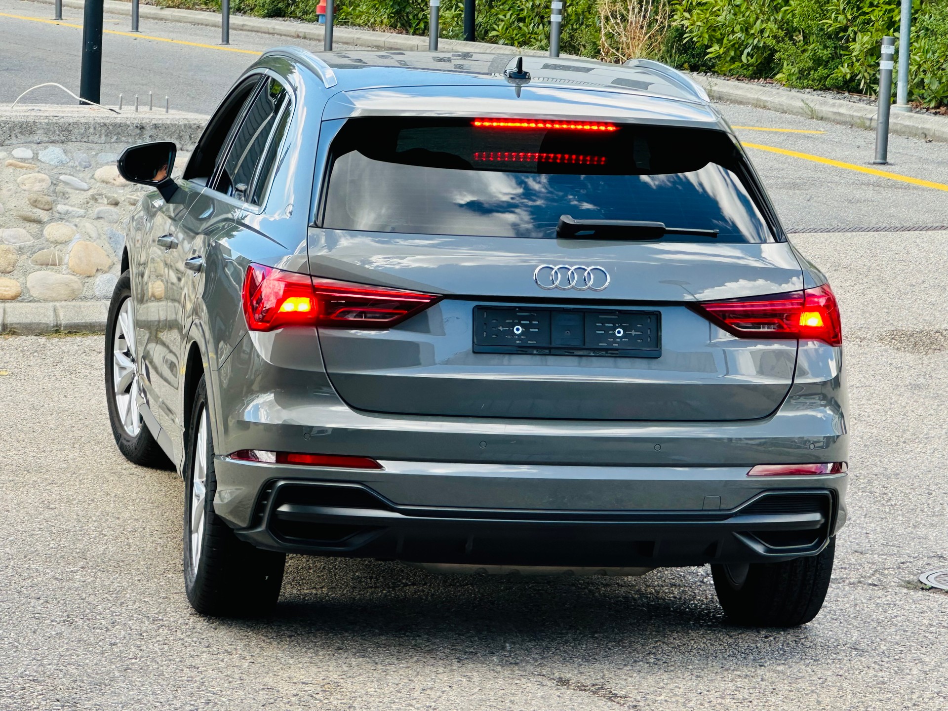 AUDI Q3 40 TFSI S line quattro S-tronic-image-11