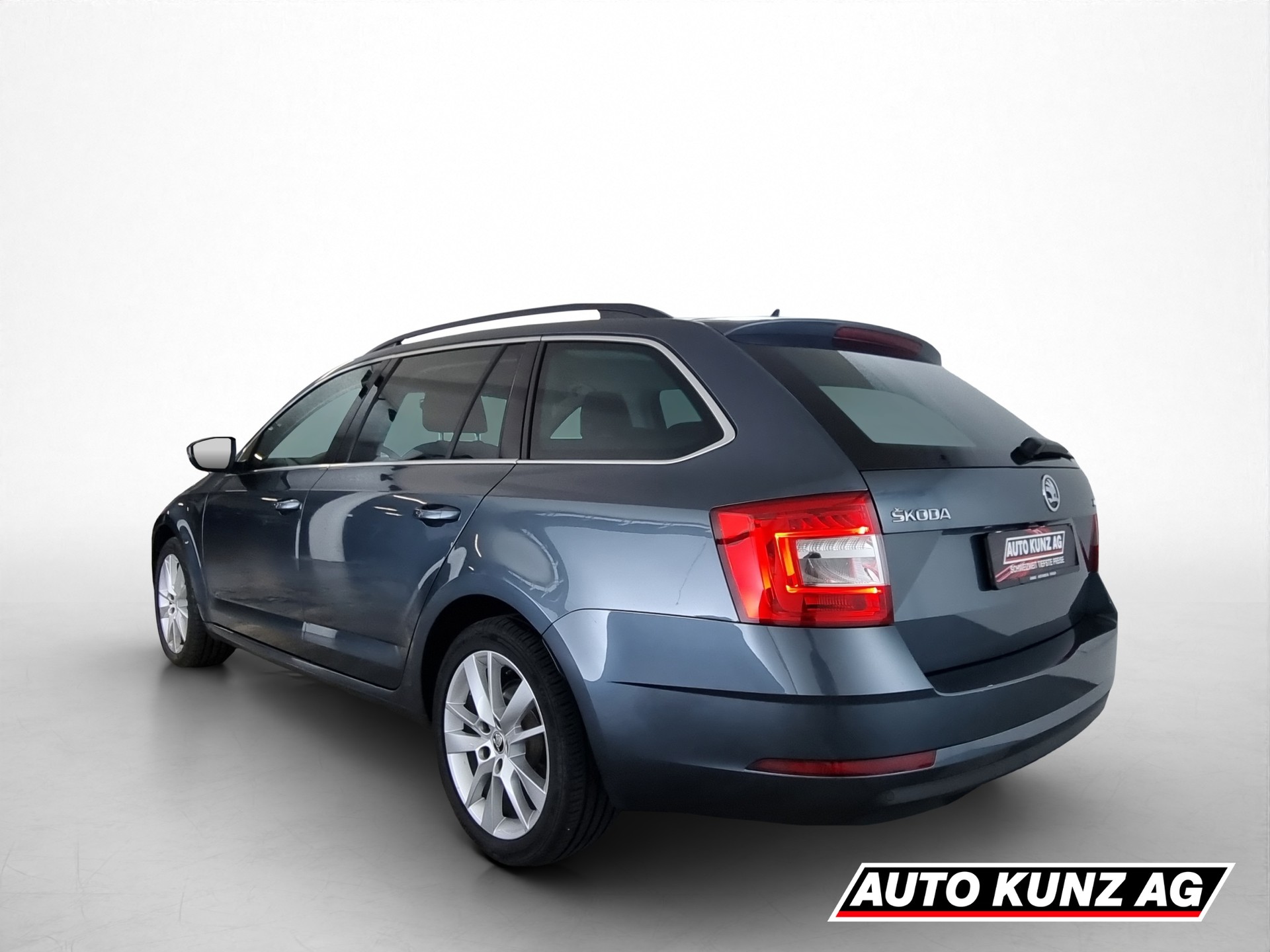 SKODA Octavia Combi 2.0 TSI Ambition DSG-showroom-element-3