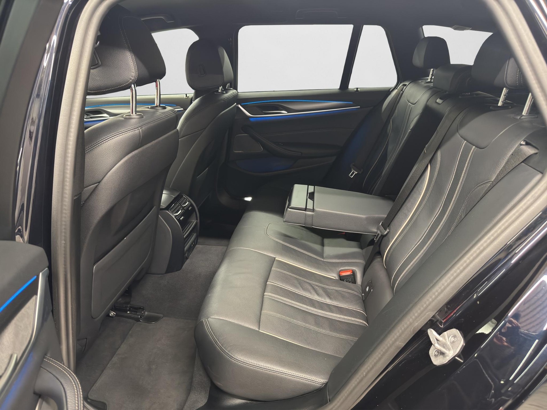 BMW 530e xDrive M-Sport Steptronic-image-14