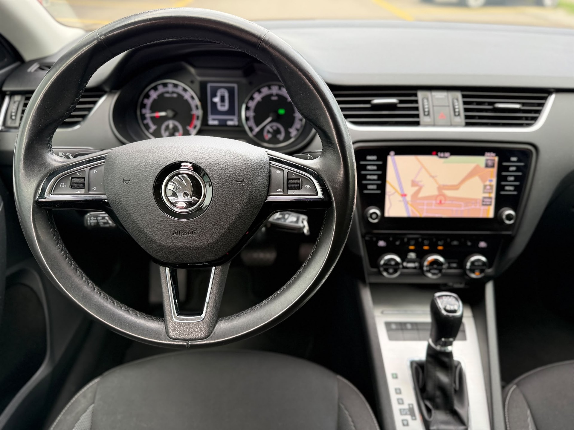 SKODA Octavia Combi 2.0 TDI 184 Ambition 4x4 DSG-image-11