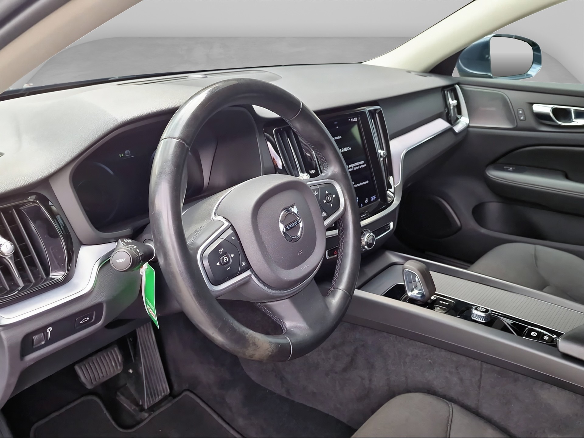 VOLVO V60 2.0 B3 Momentum-image-10