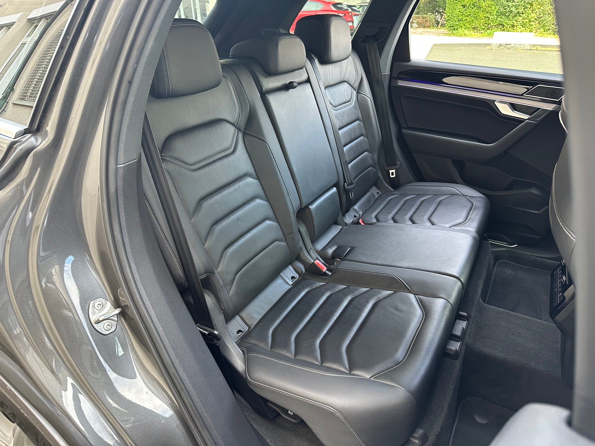 VW Touareg 3.0 TDI R Line Tiptronic-image-16