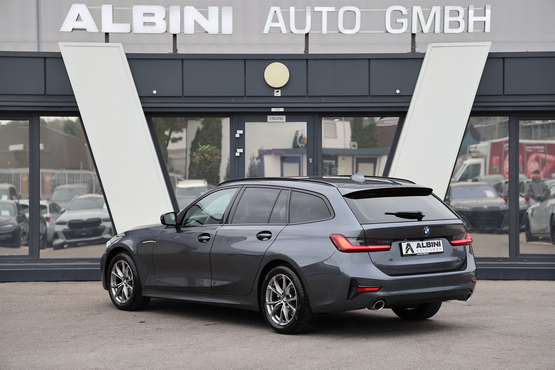 BMW 320d xDrive SAG Touring-showroom-element-3