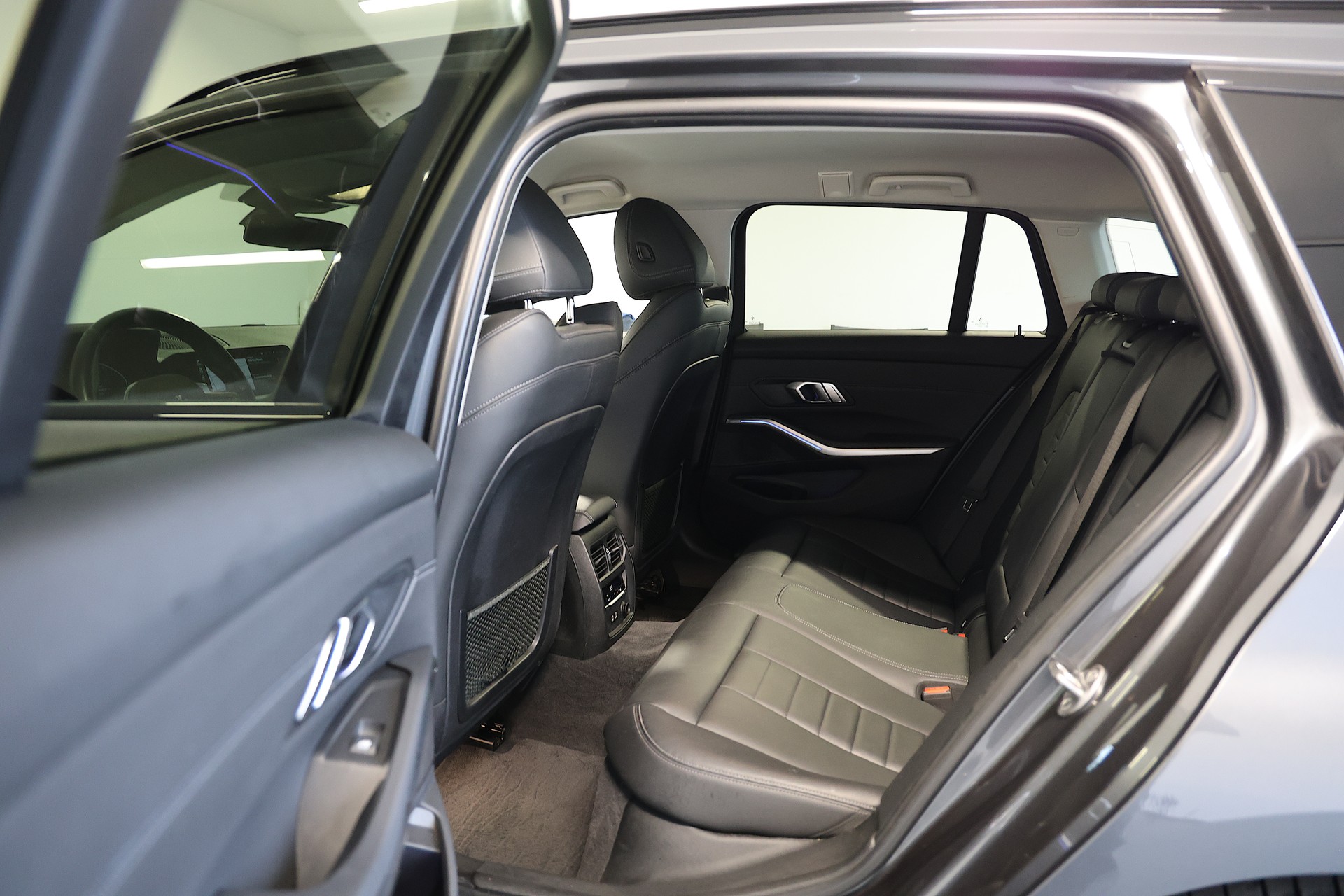 BMW 320d xDrive SAG Touring-image-14