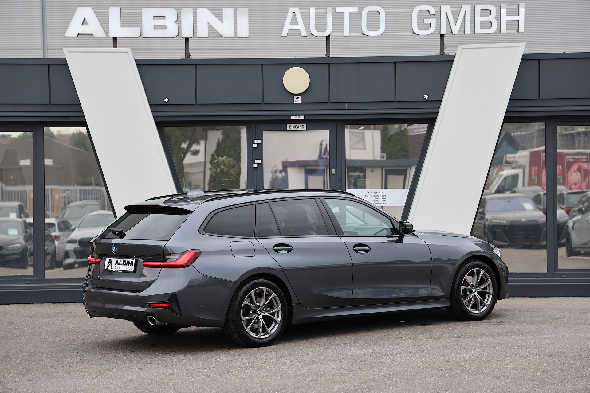 BMW 320d xDrive SAG Touring-showroom-element-2