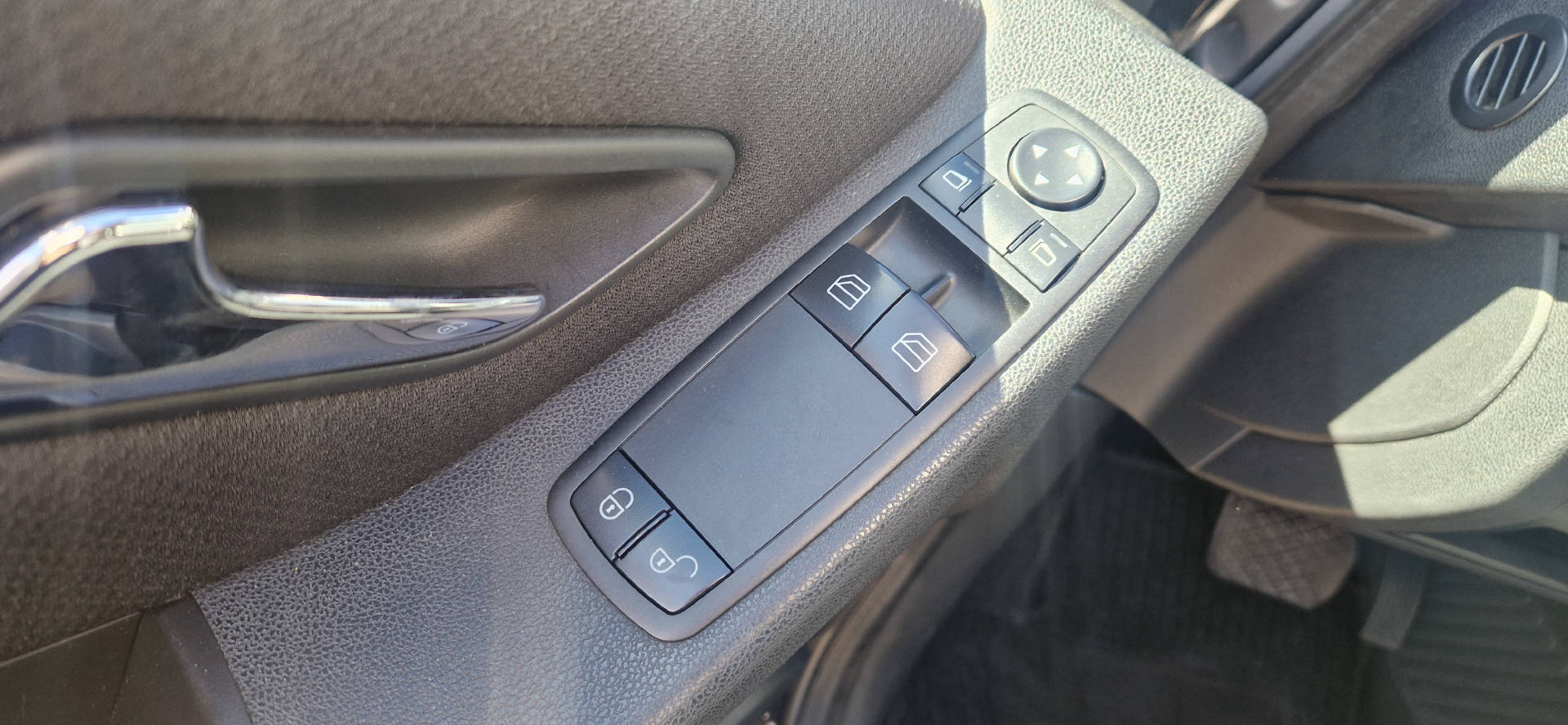 MERCEDES-BENZ A 150 Classic Automatic-image-3