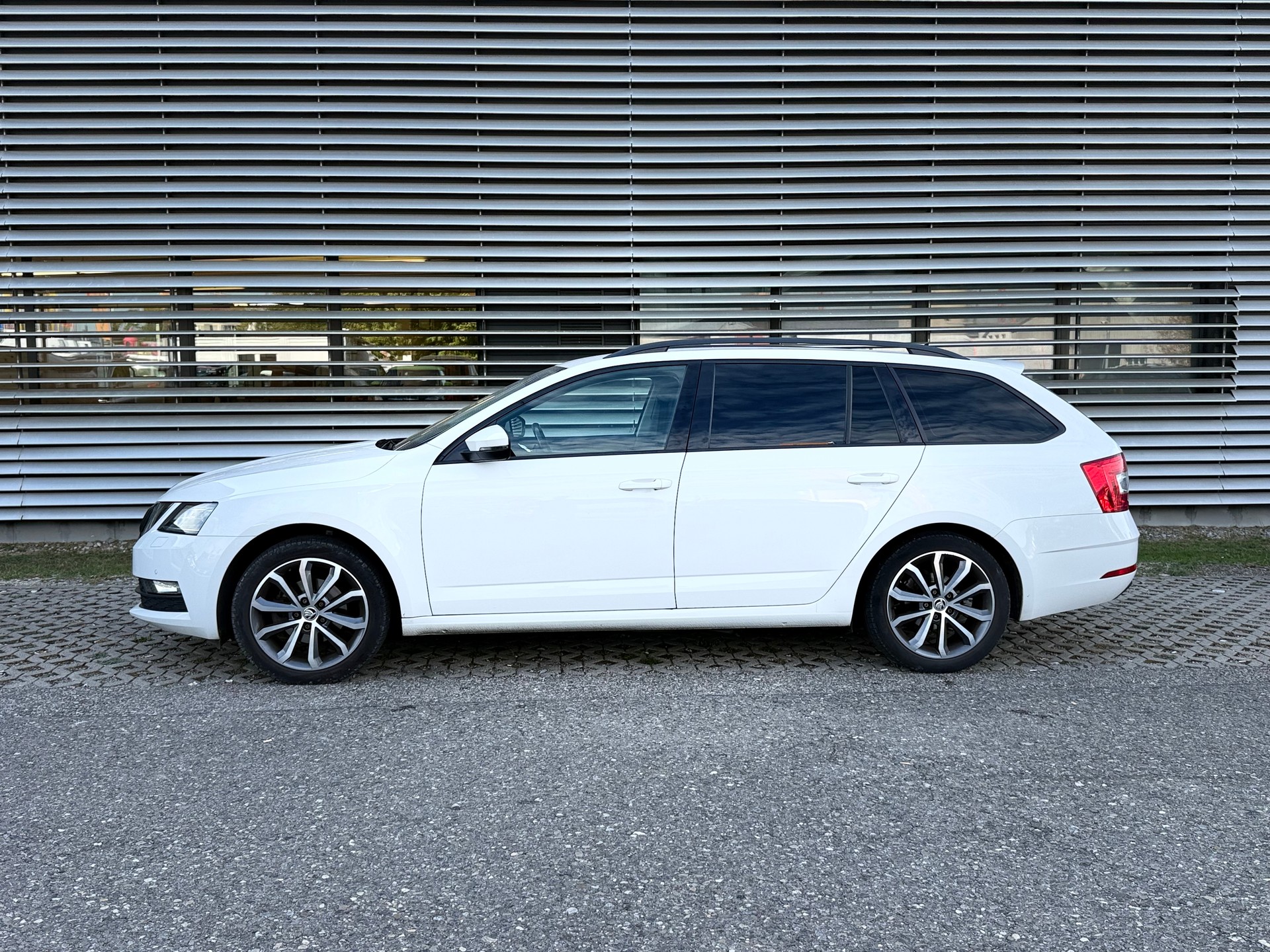 SKODA Octavia Combi 1.6 TDI Ambition-image-11