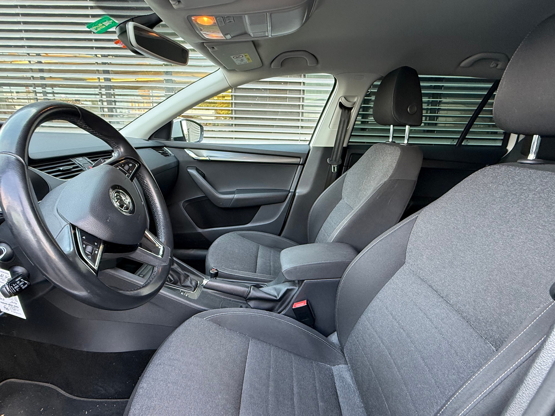 SKODA Octavia Combi 1.6 TDI Ambition-image-9
