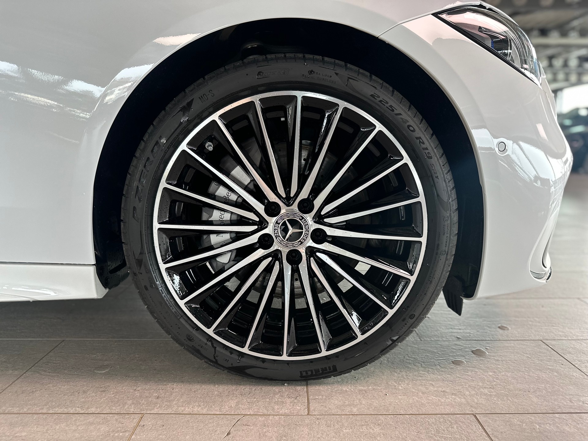 MERCEDES-BENZ C 300 4Matic AMG Line-image-6