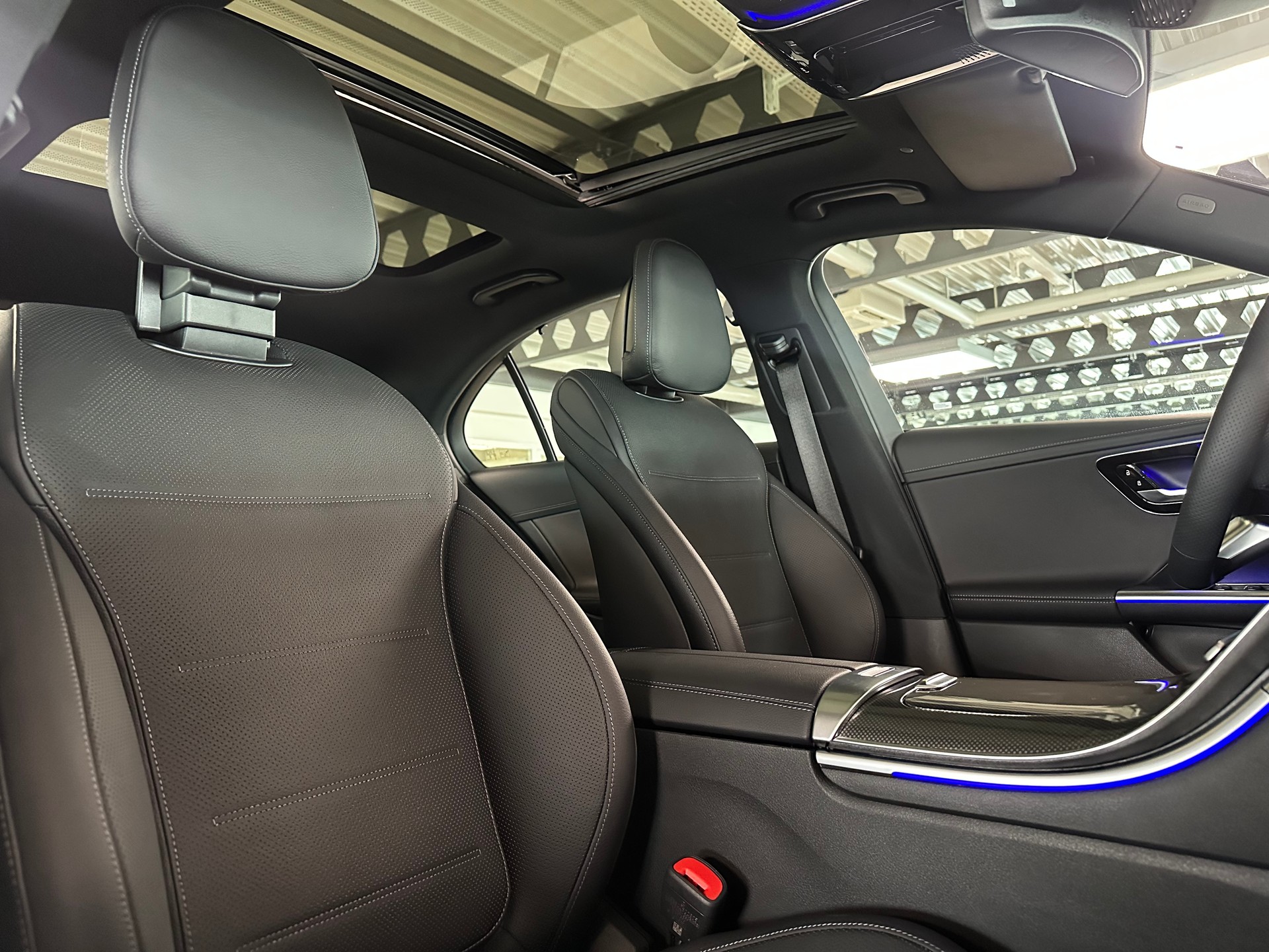 MERCEDES-BENZ C 300 4Matic AMG Line-image-10