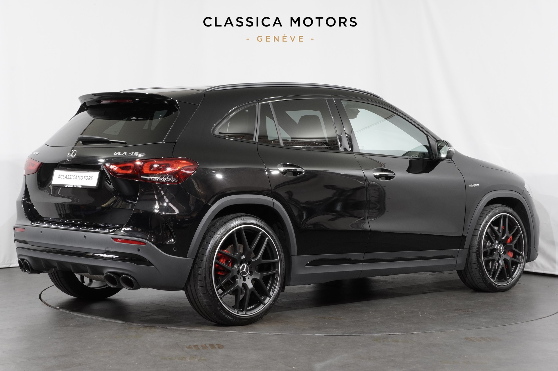 MERCEDES-BENZ GLA 45 S AMG 4Matic+ 8G-Speedshift DCT-showroom-element-3