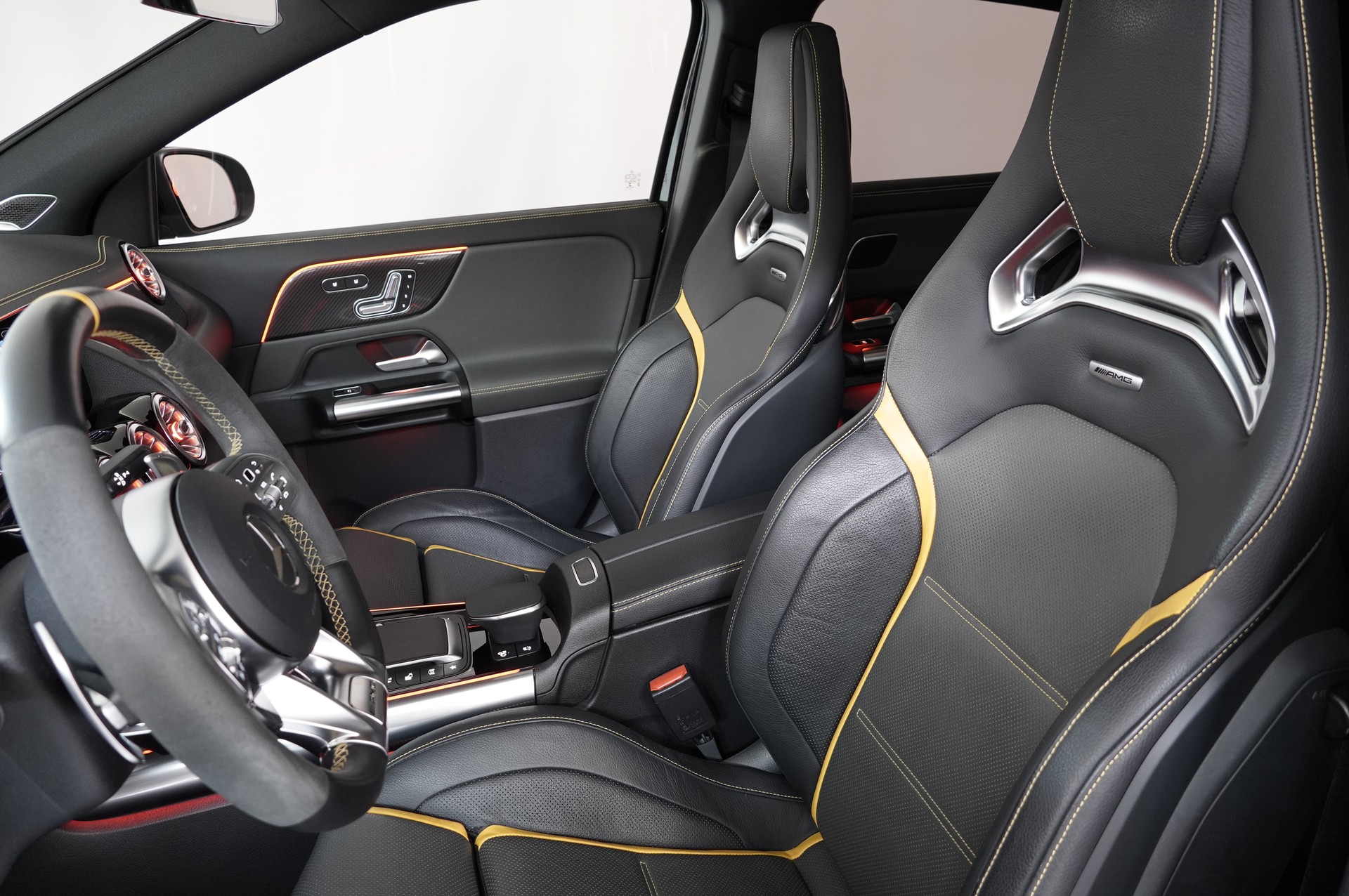 MERCEDES-BENZ GLA 45 S AMG 4Matic+ 8G-Speedshift DCT-image-11