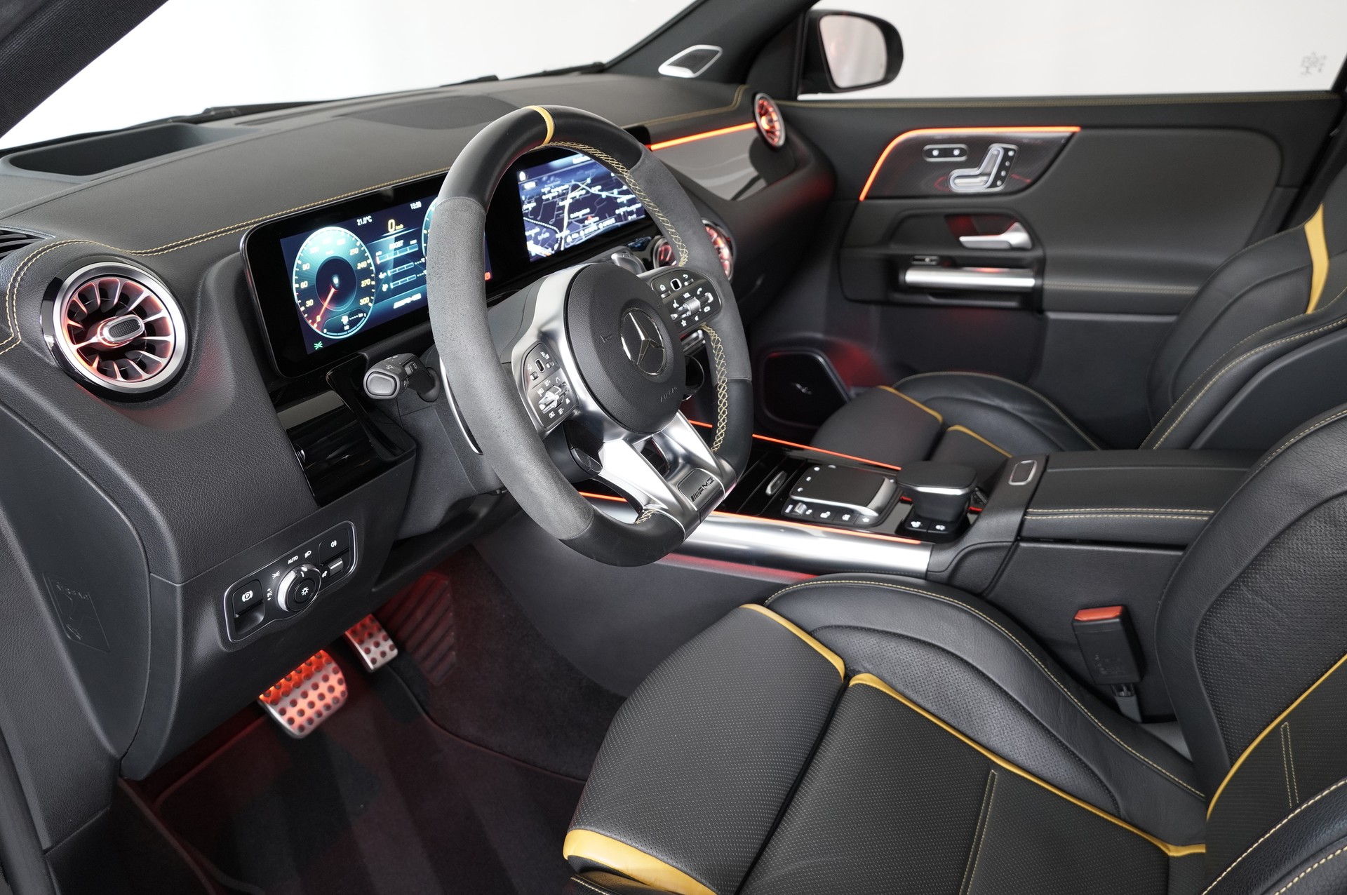 MERCEDES-BENZ GLA 45 S AMG 4Matic+ 8G-Speedshift DCT-image-9