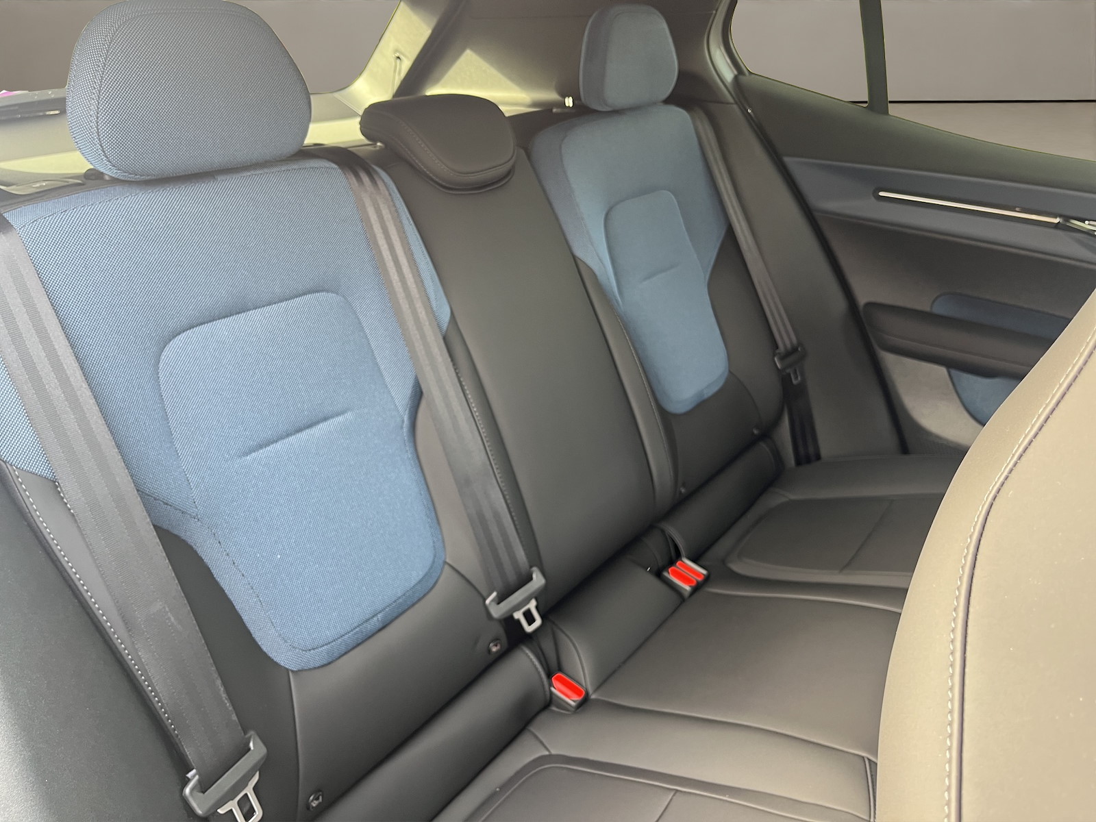 VOLVO EX 30 E60 Plus-image-11