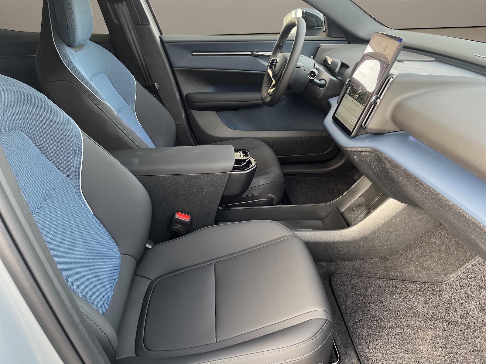 VOLVO EX 30 E60 Plus-image-10