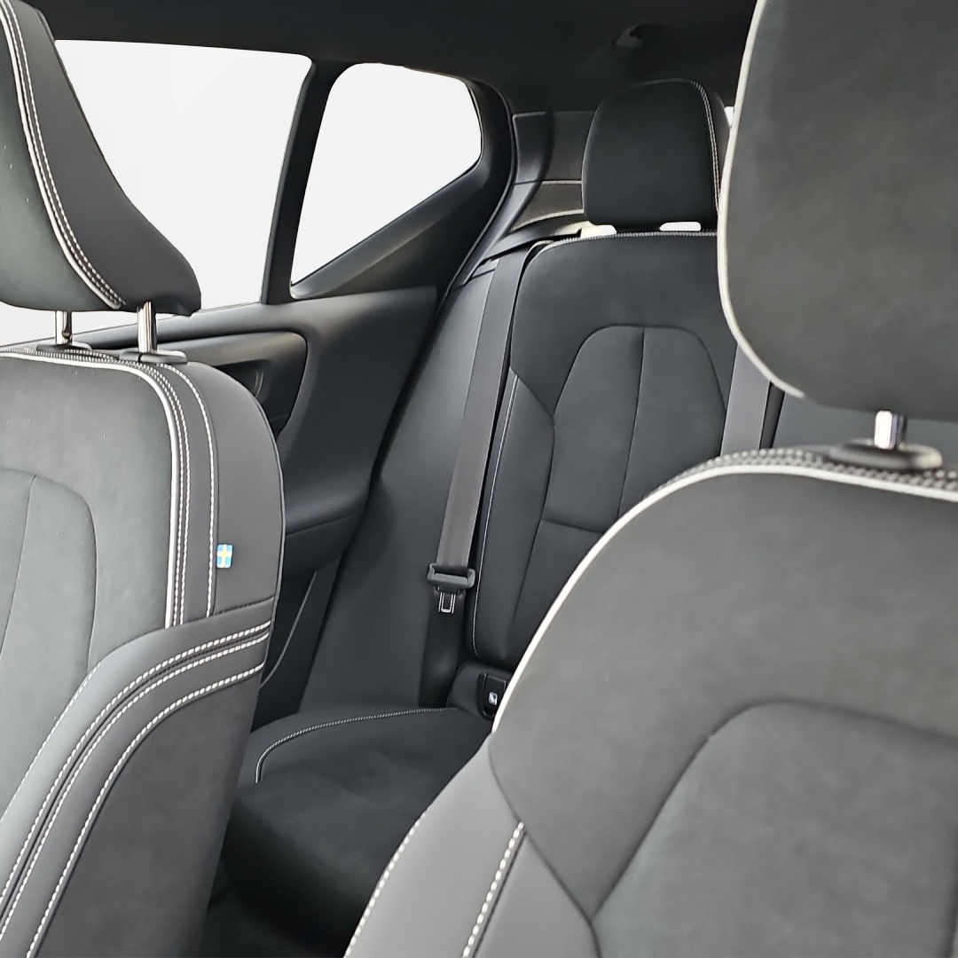 VOLVO EX40 82kWh Twin Motor Performance AWD Xcentric Black Edition-image-10