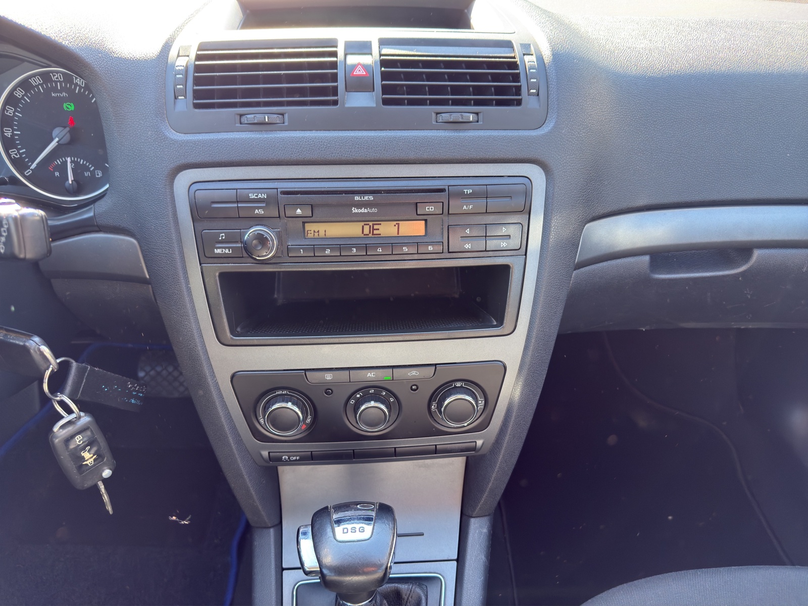 SKODA Octavia Combi 1.4 TSI Ambiente DSG-image-13