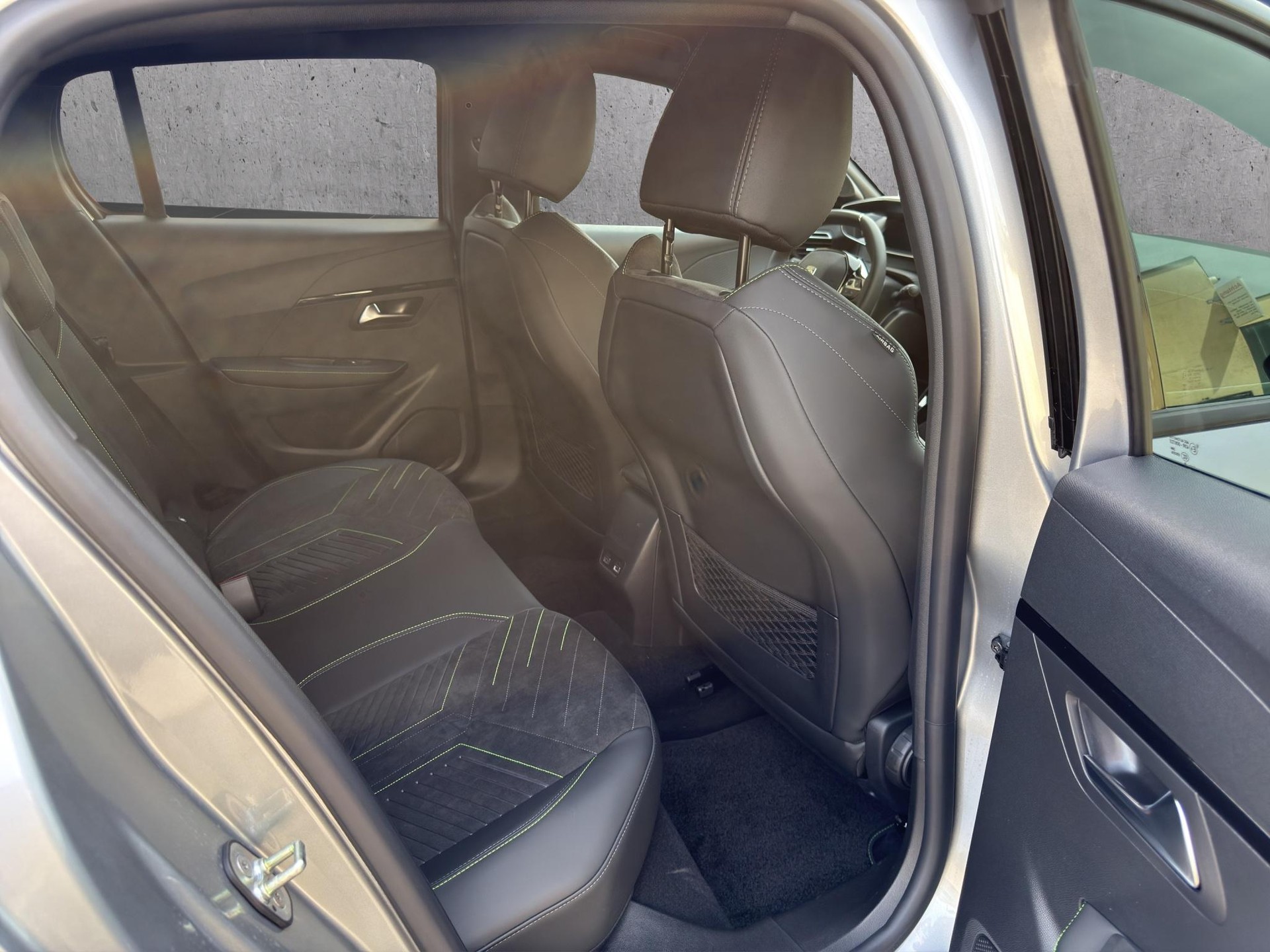 PEUGEOT 208 1.2 Hybrid 145 GT-image-16