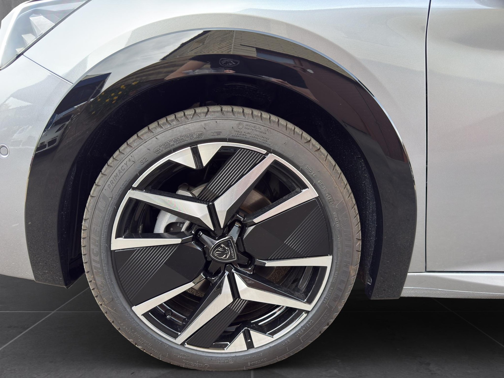 PEUGEOT 208 1.2 Hybrid 145 GT-image-19