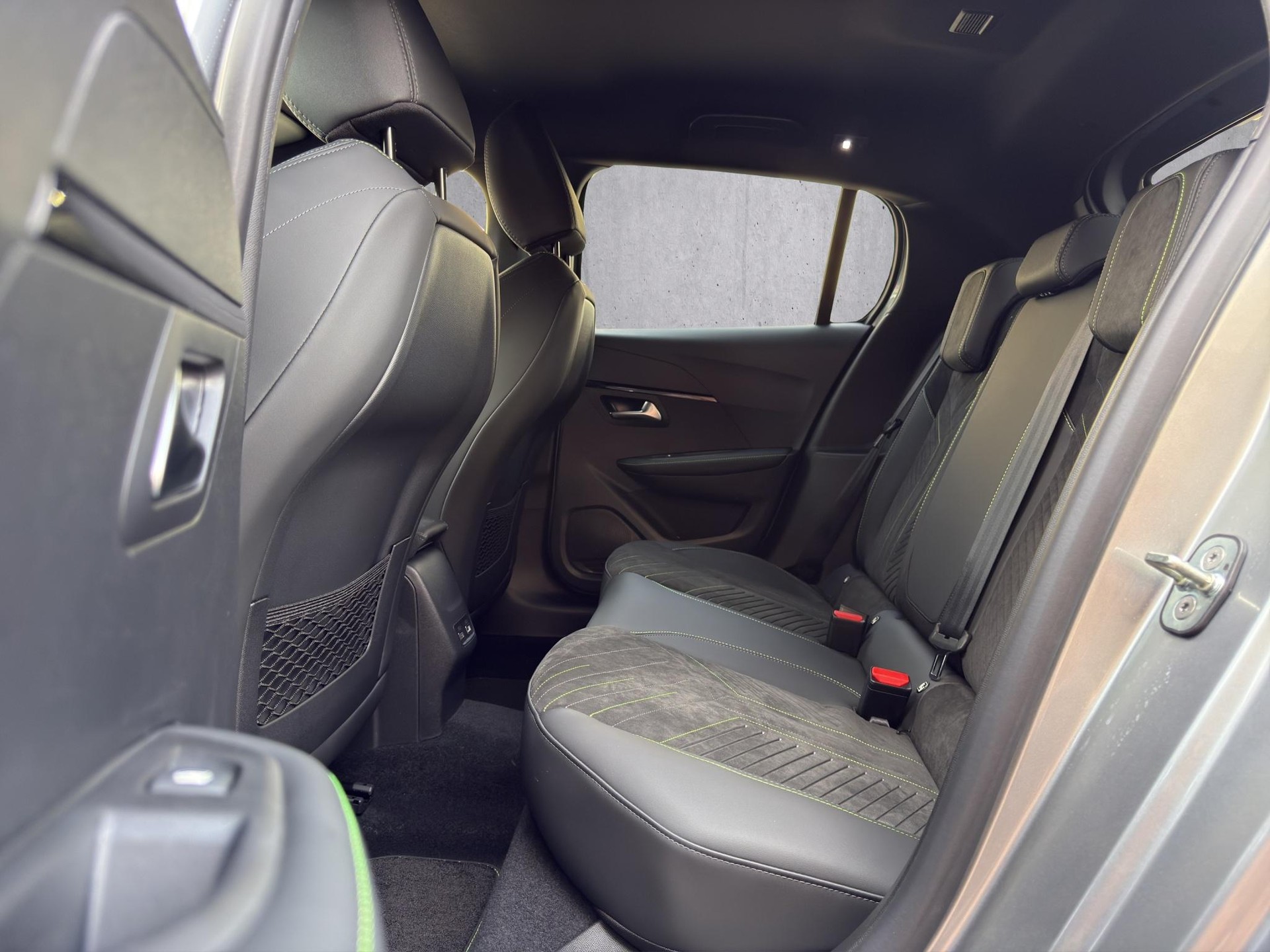 PEUGEOT 208 1.2 Hybrid 145 GT-image-15