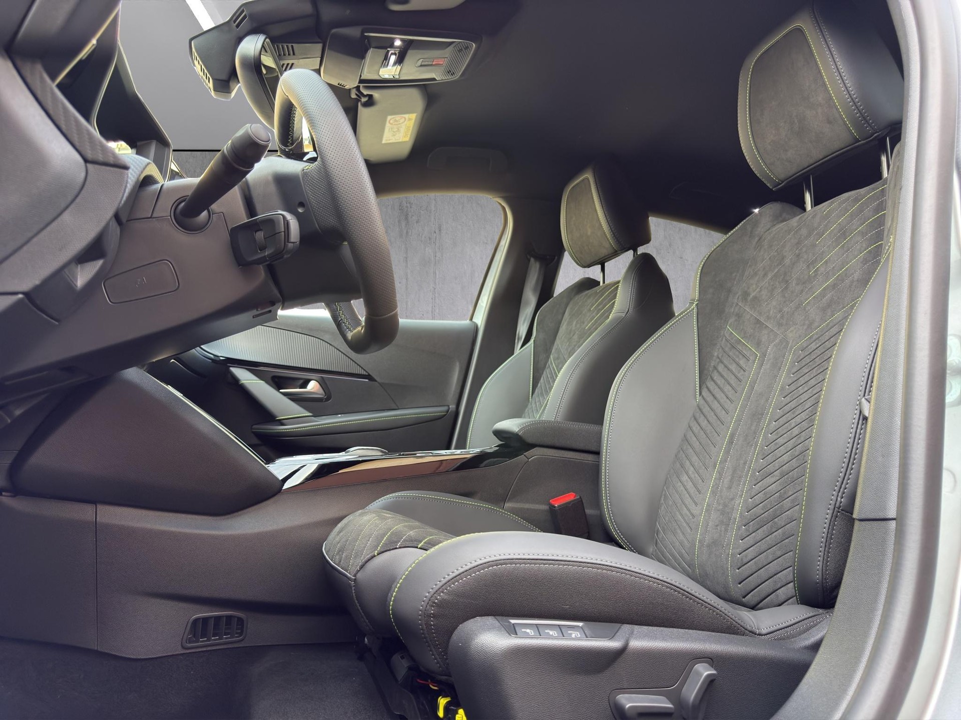 PEUGEOT 208 1.2 Hybrid 145 GT-image-9