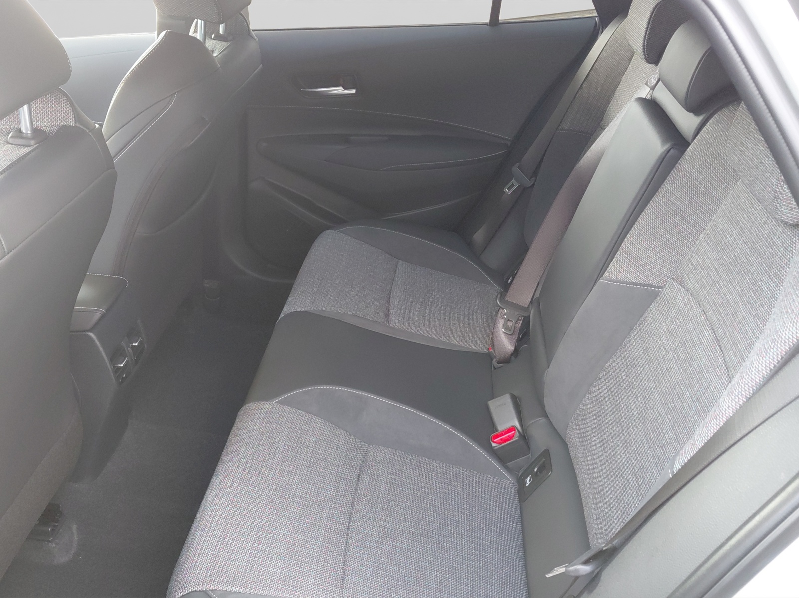 TOYOTA Corolla Touring Sports 2.0 HSD Swiss Edition-image-12