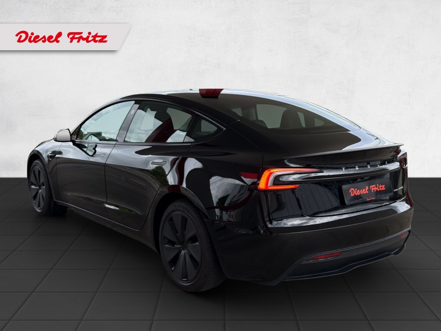 TESLA Model 3 Long Range Dual Motor AWD-showroom-element-2