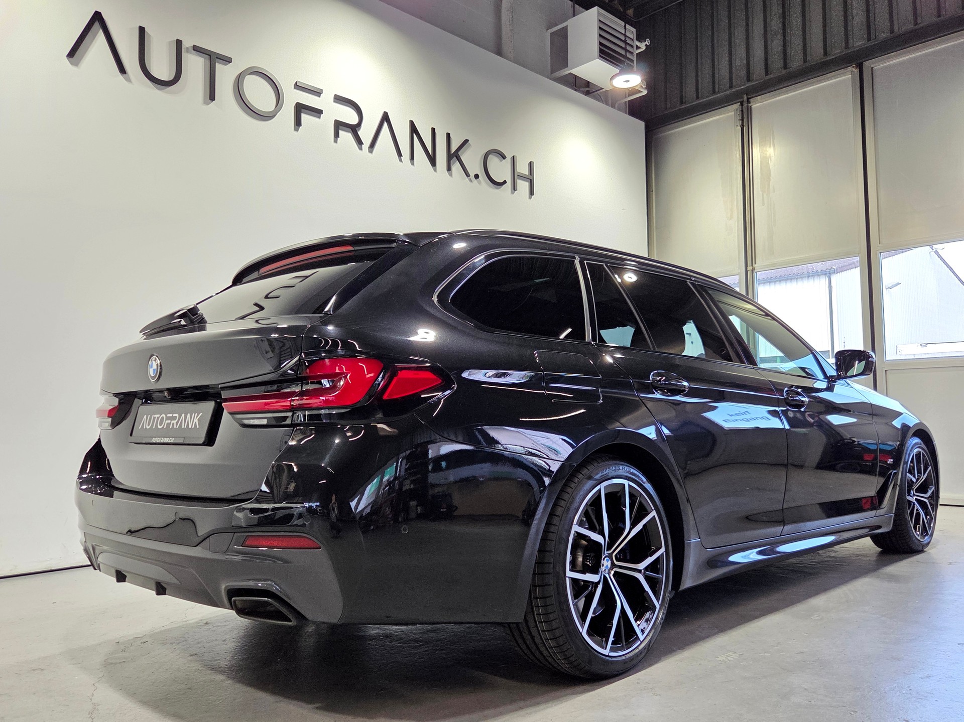 BMW 540d xDrive M-Sport Touring-showroom-element-2