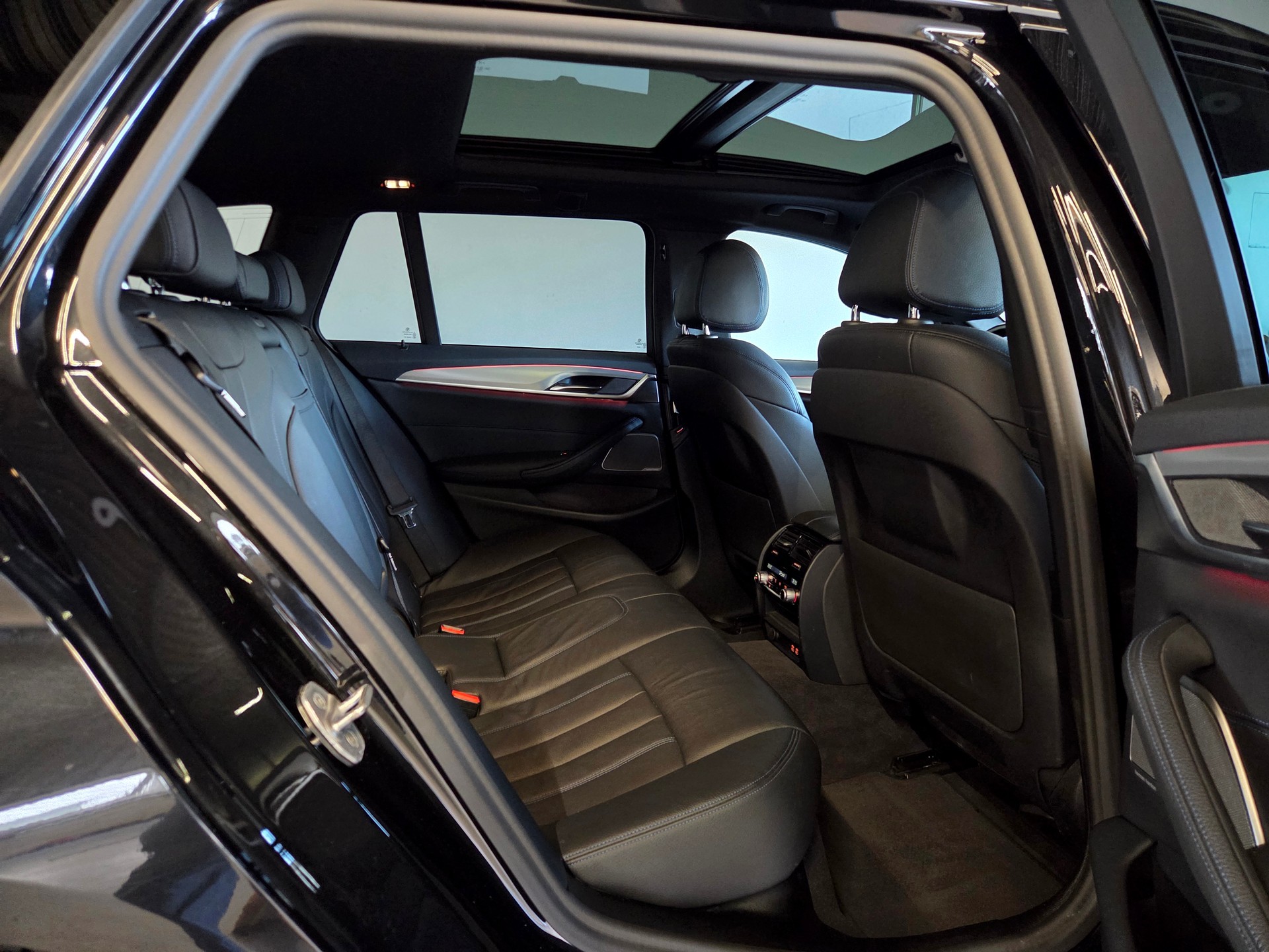 BMW 540d xDrive M-Sport Touring-image-22
