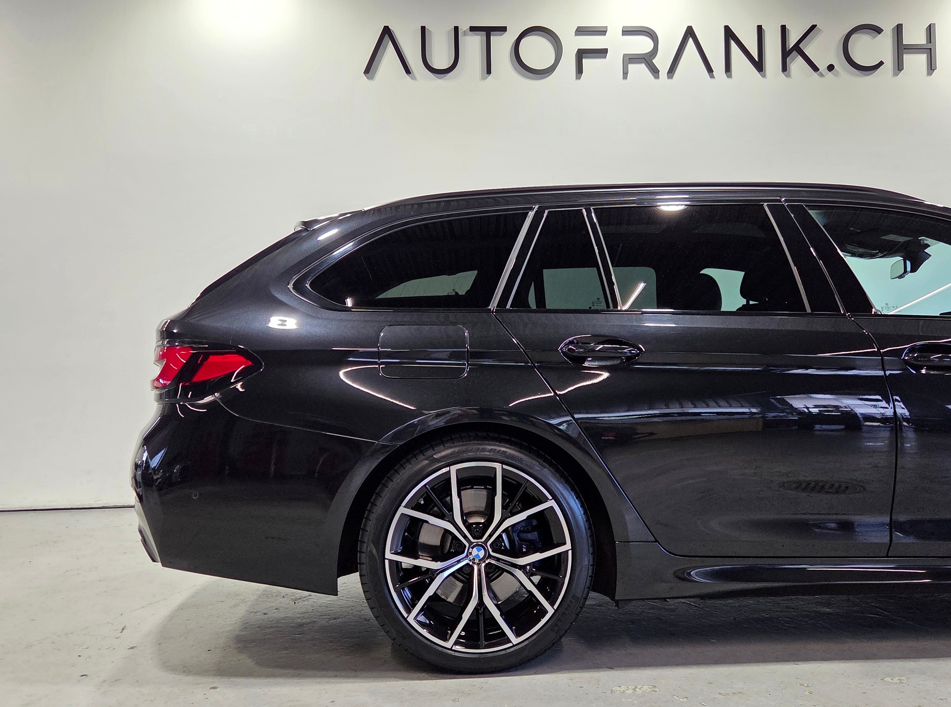 BMW 540d xDrive M-Sport Touring-image-16