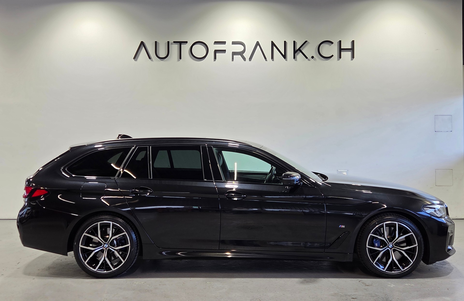 BMW 540d xDrive M-Sport Touring-showroom-element-1