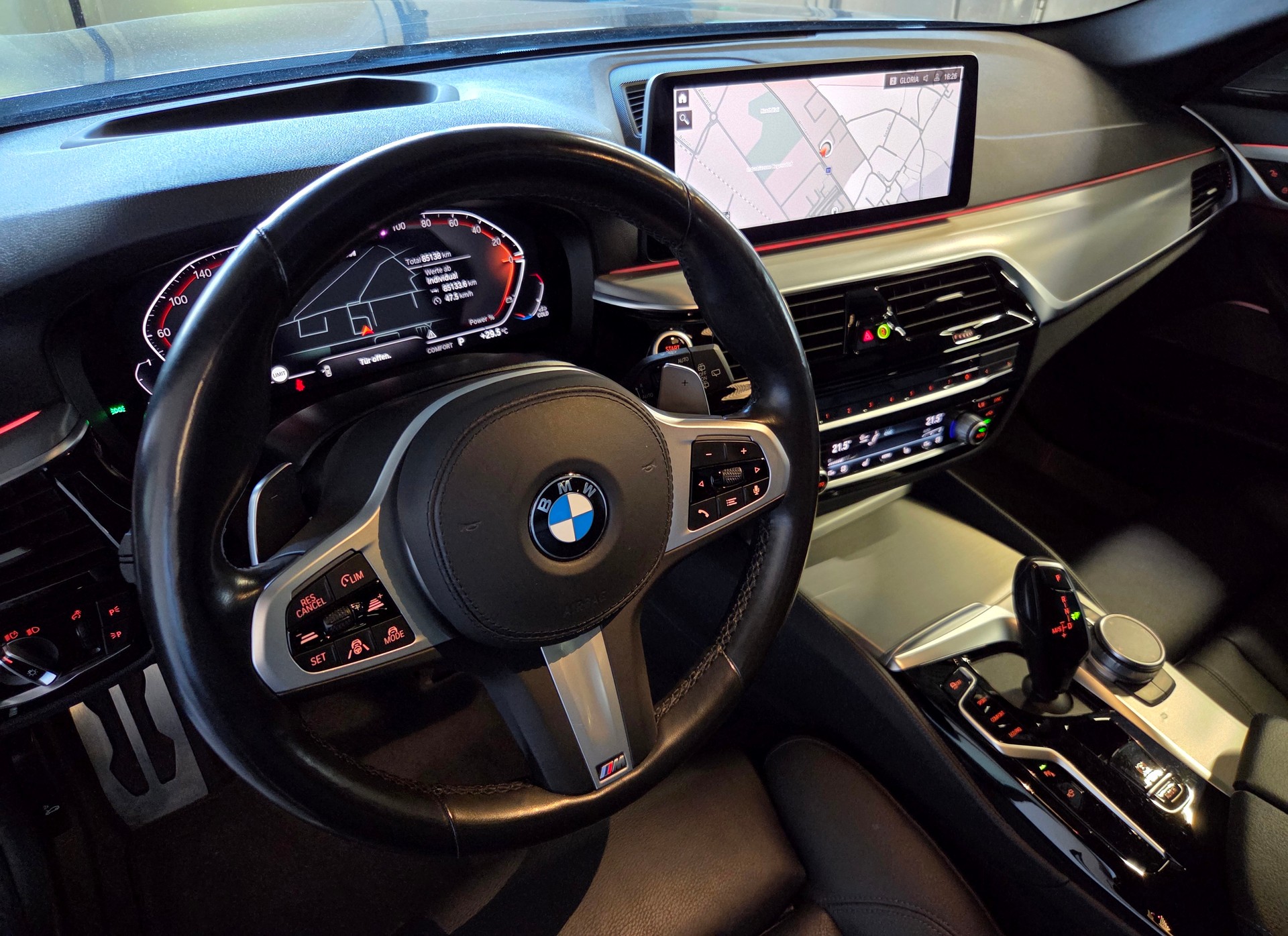 BMW 540d xDrive M-Sport Touring-image-11