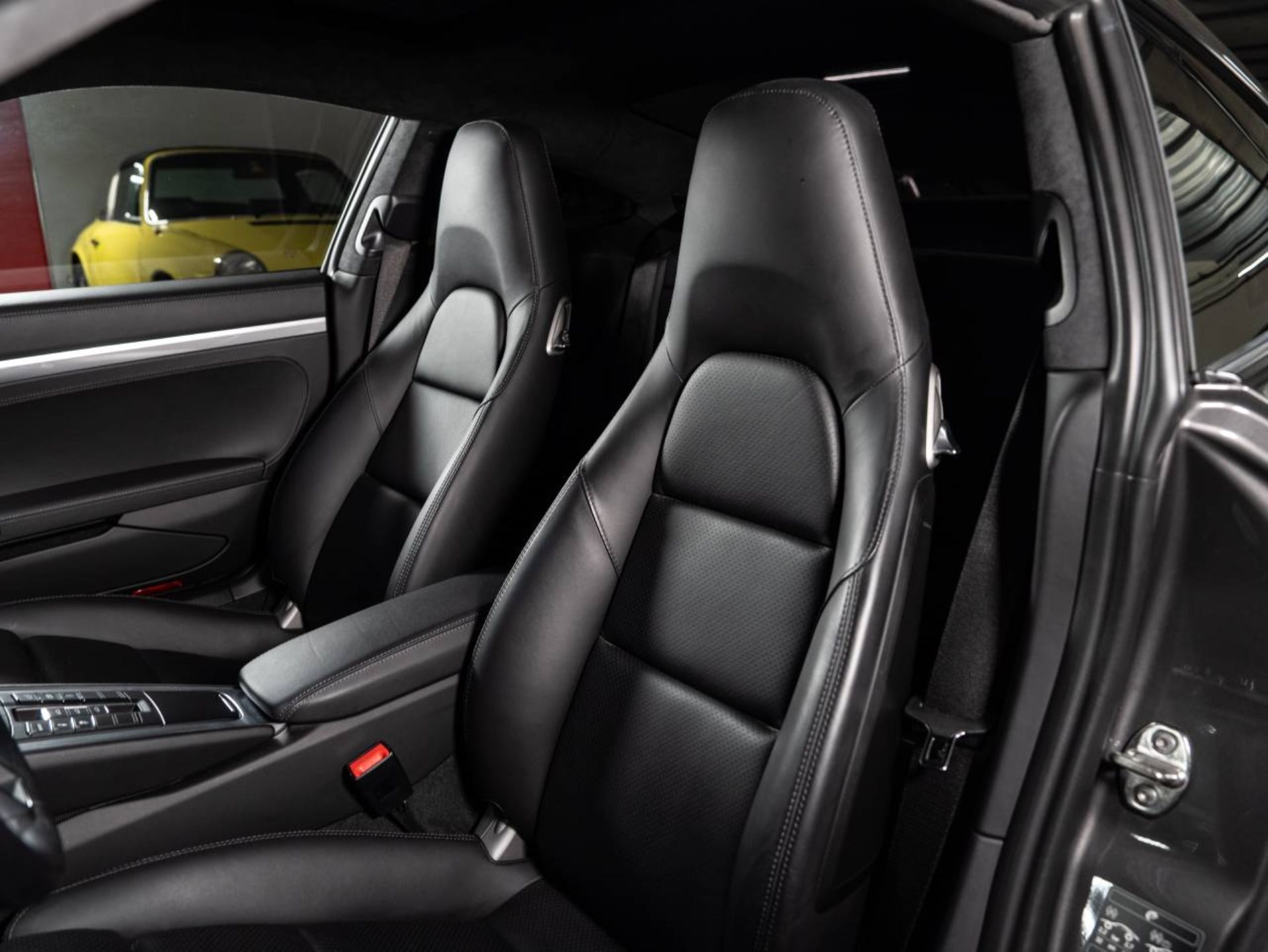 PORSCHE 911 Carrera 4S-image-4