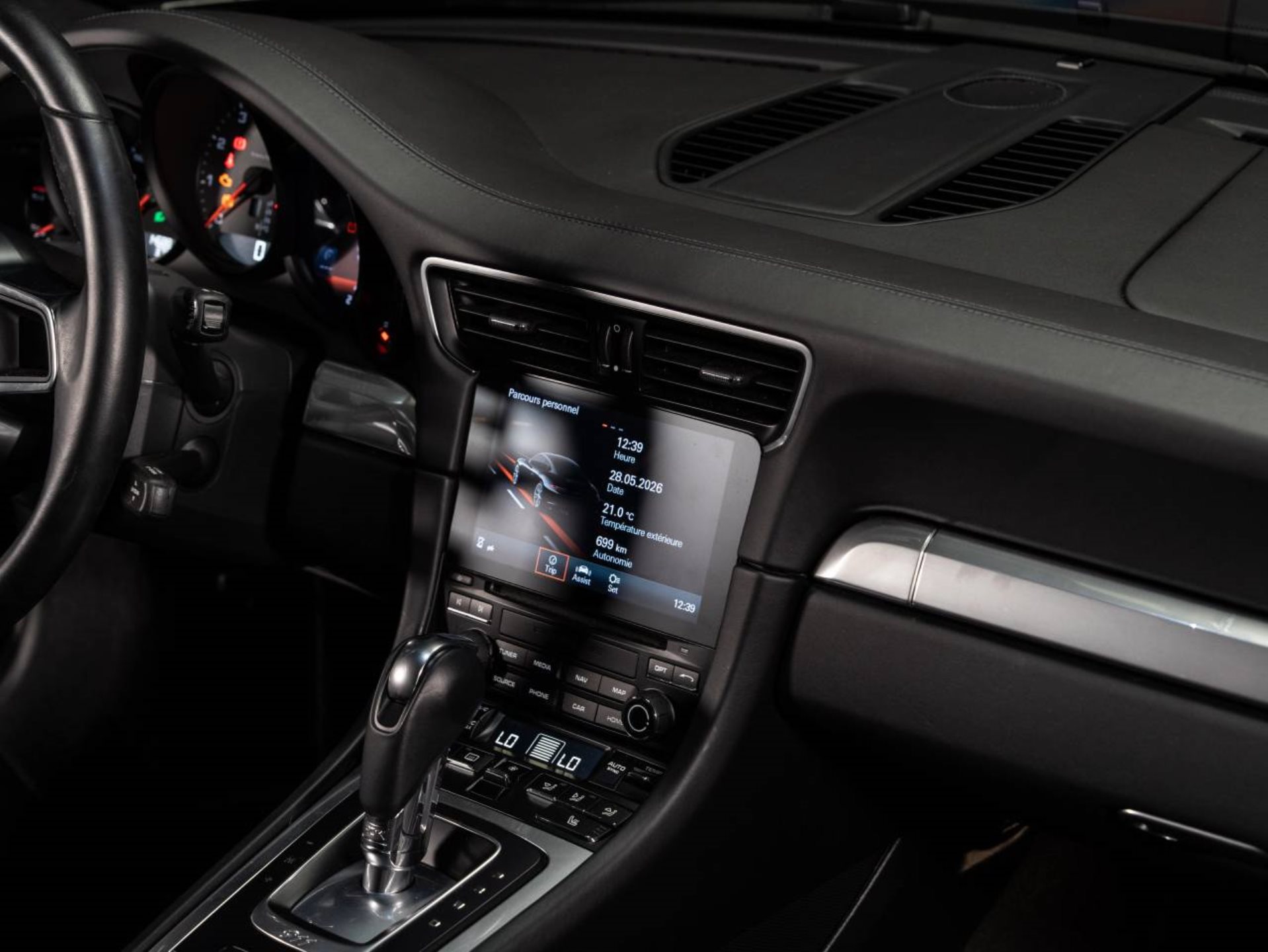 PORSCHE 911 Carrera 4S-image-9