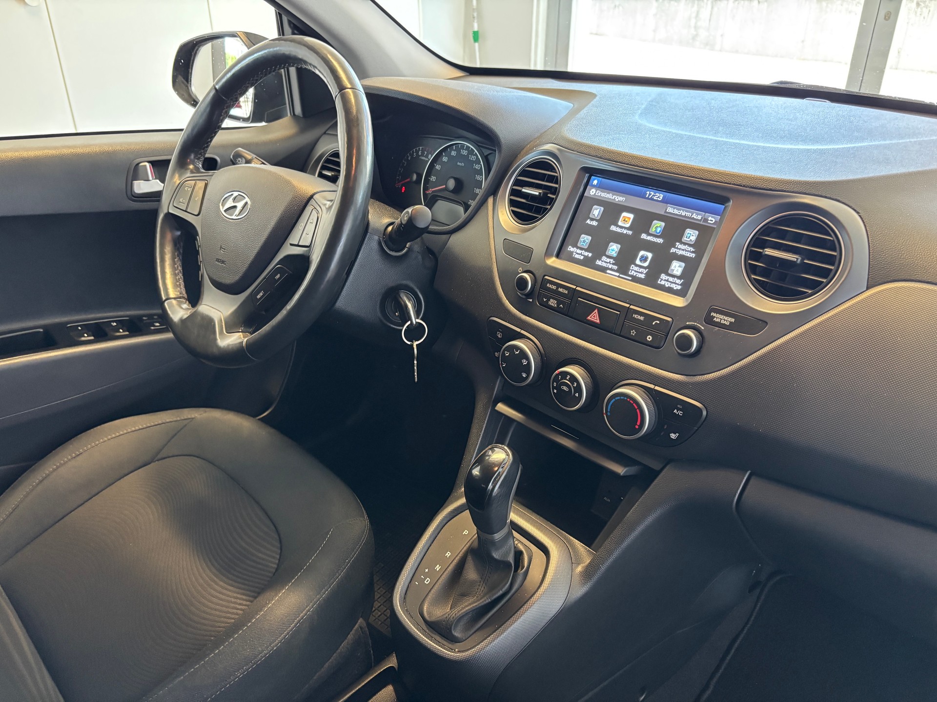 HYUNDAI i10 1.2 Amplia Automatic-image-8