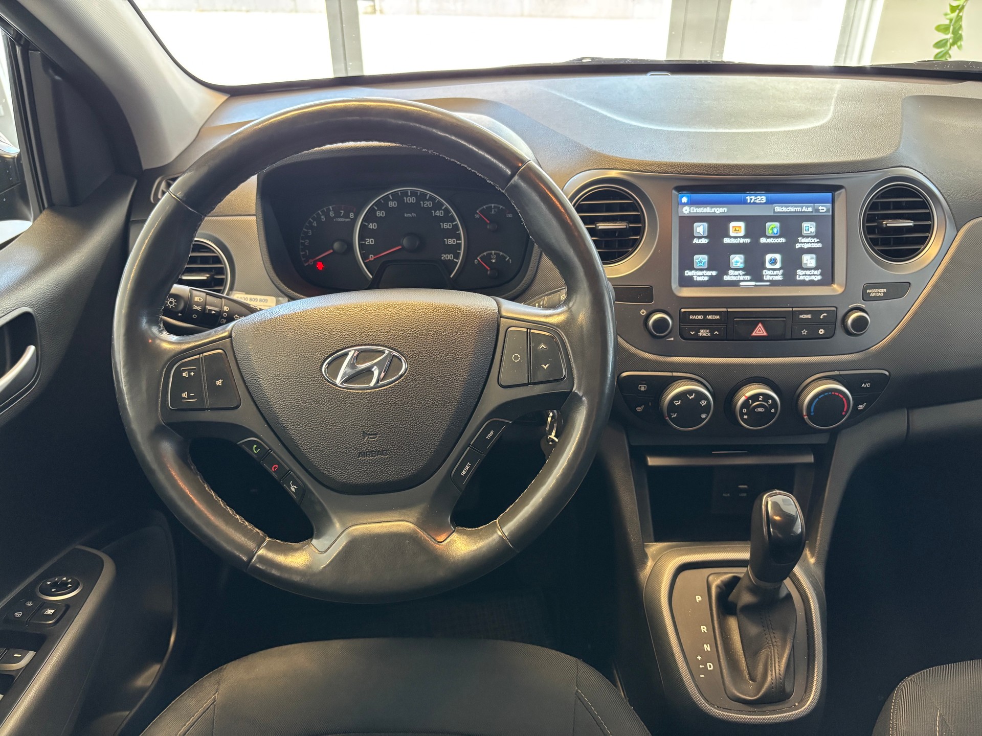 HYUNDAI i10 1.2 Amplia Automatic-image-13