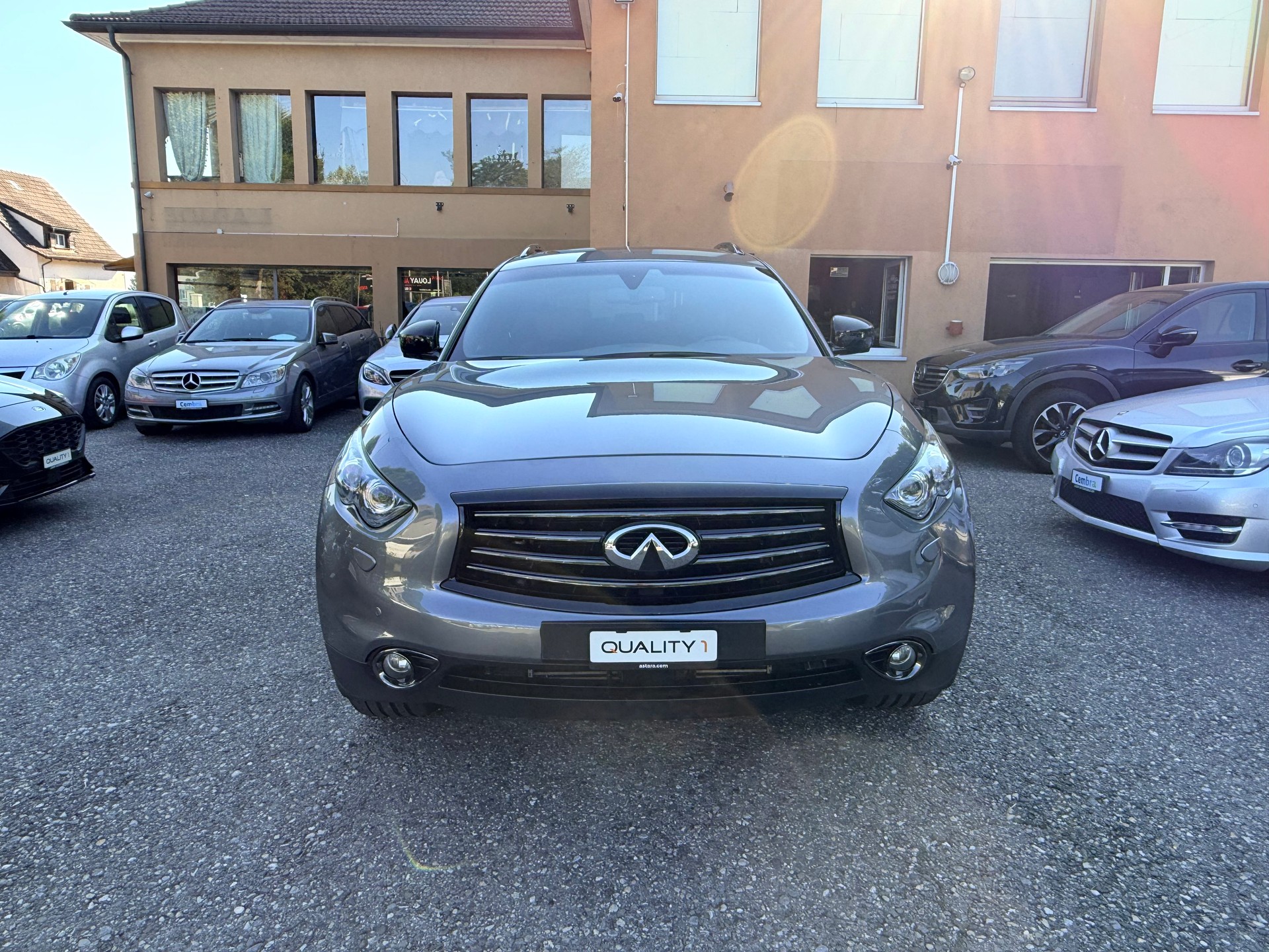 INFINITI QX70 3.0d S Premium AWD Automatic-showroom-element-1