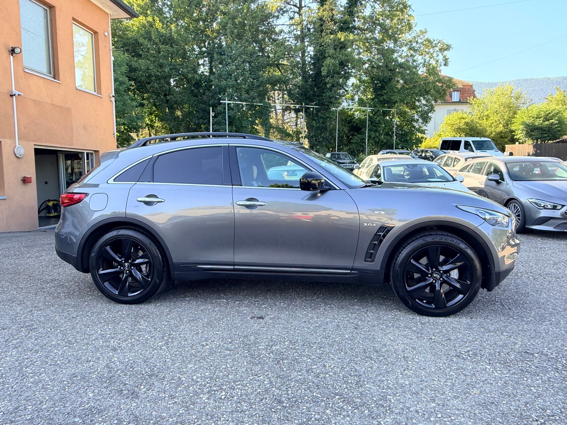 INFINITI QX70 3.0d S Premium AWD Automatic-showroom-element-3