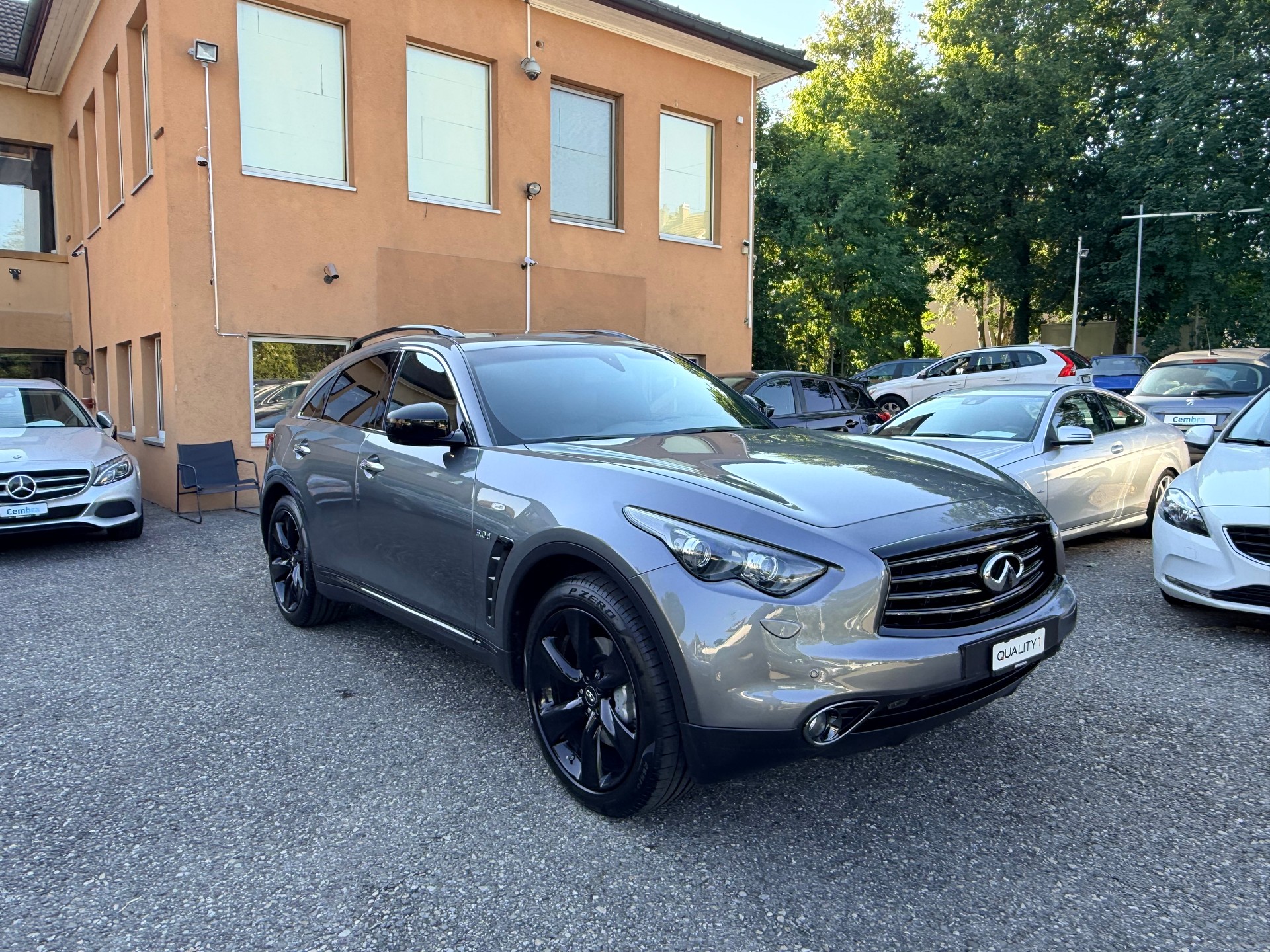 INFINITI QX70 3.0d S Premium AWD Automatic-showroom-element-2